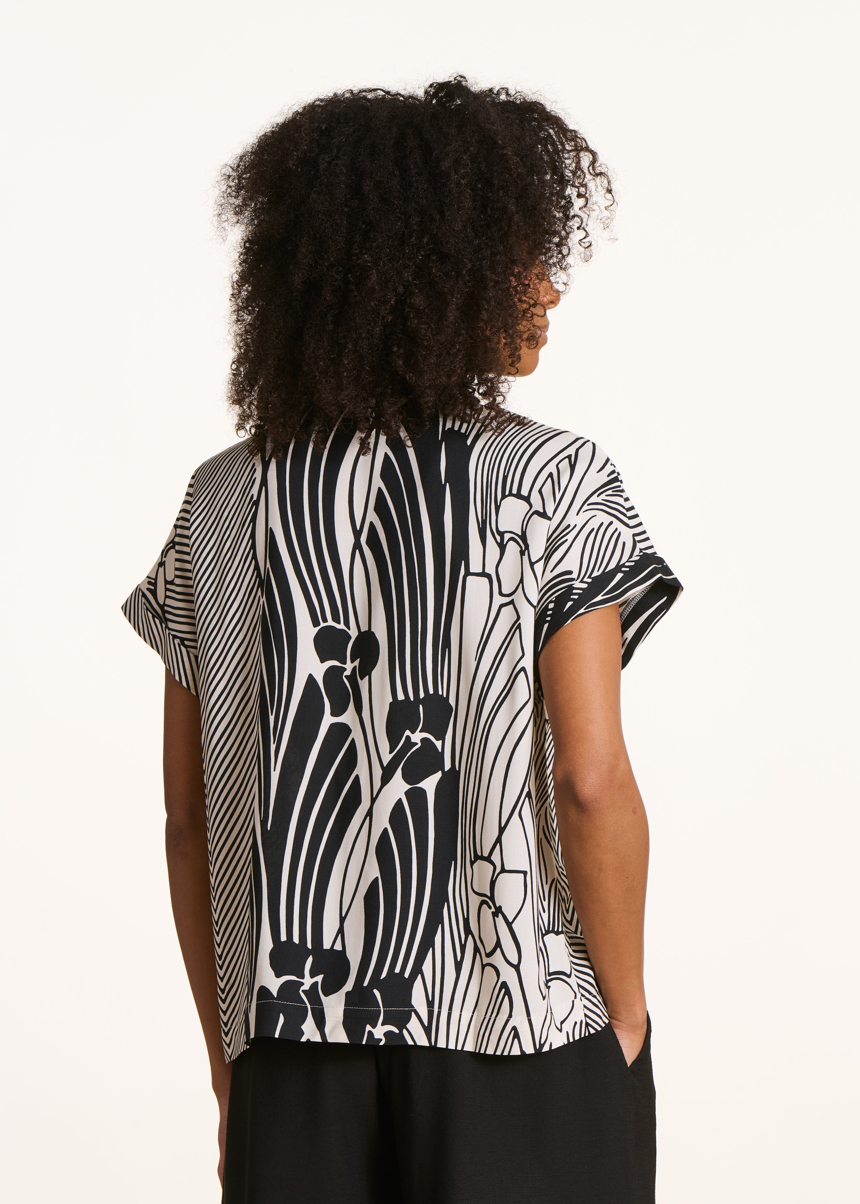 la-f-e-marabout-e-fanfan-top-schwarz-wei-floral-v-ausschnitt image 3