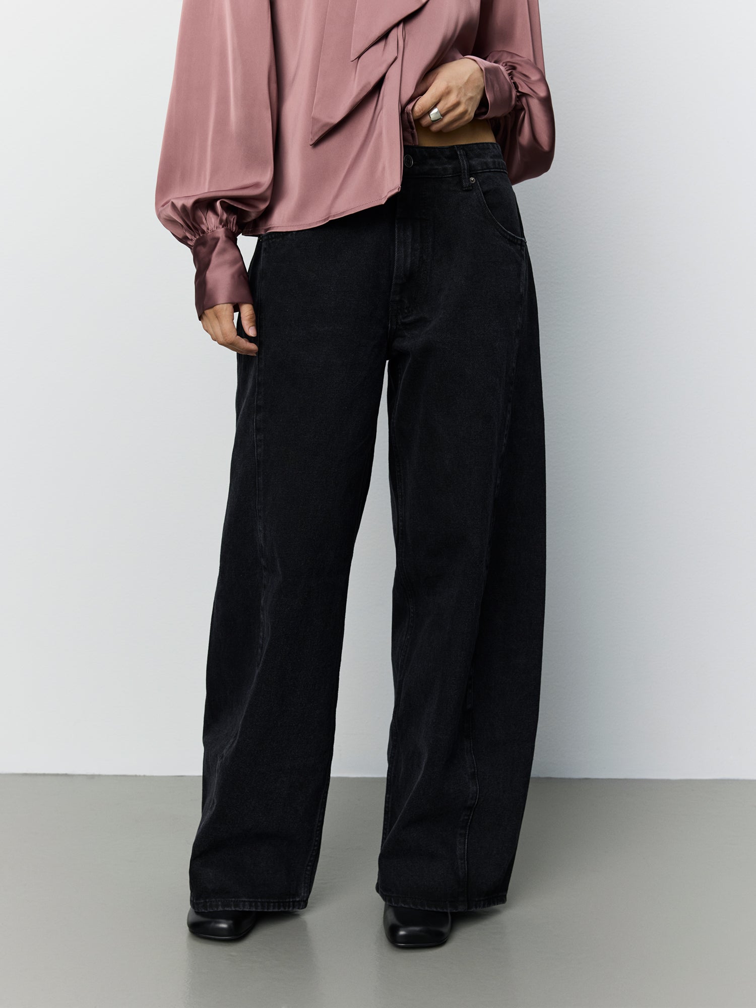 sofie-schnoor-women-valorsw-barrel-jeans-washed-black image 5