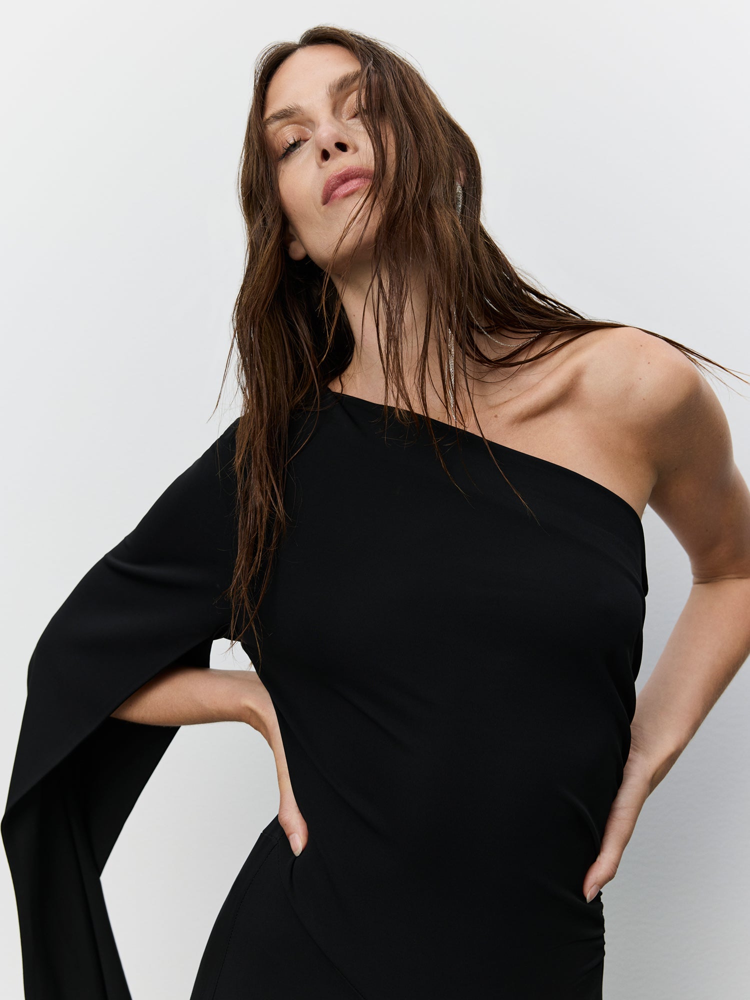 sofie-schnoor-women-icon-011-vikanasw-kleid-schwarz-one-shoulder image 5
