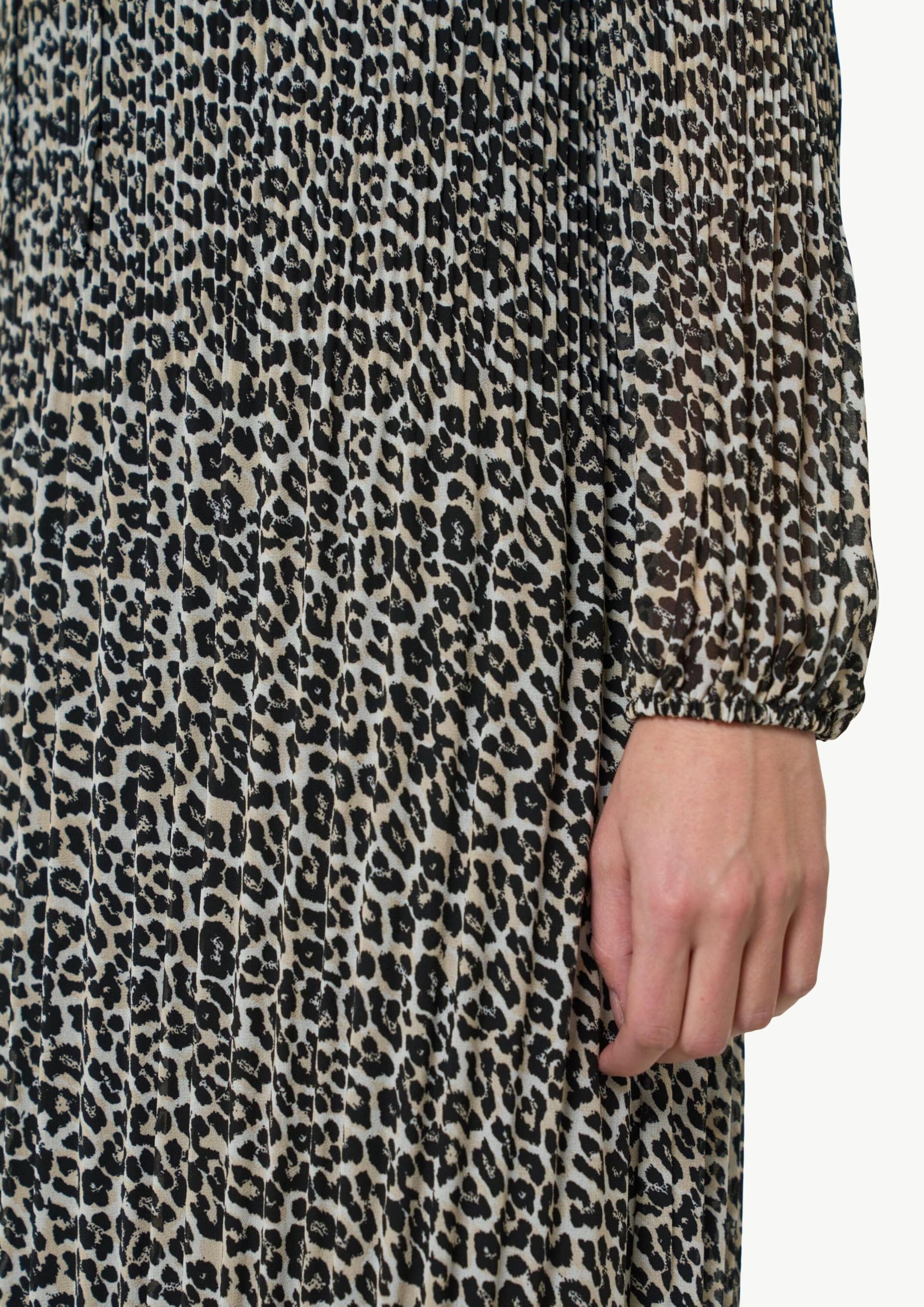 comma-plissiertes-chiffon-kleid-mit-leo-print-beige-42 image 5