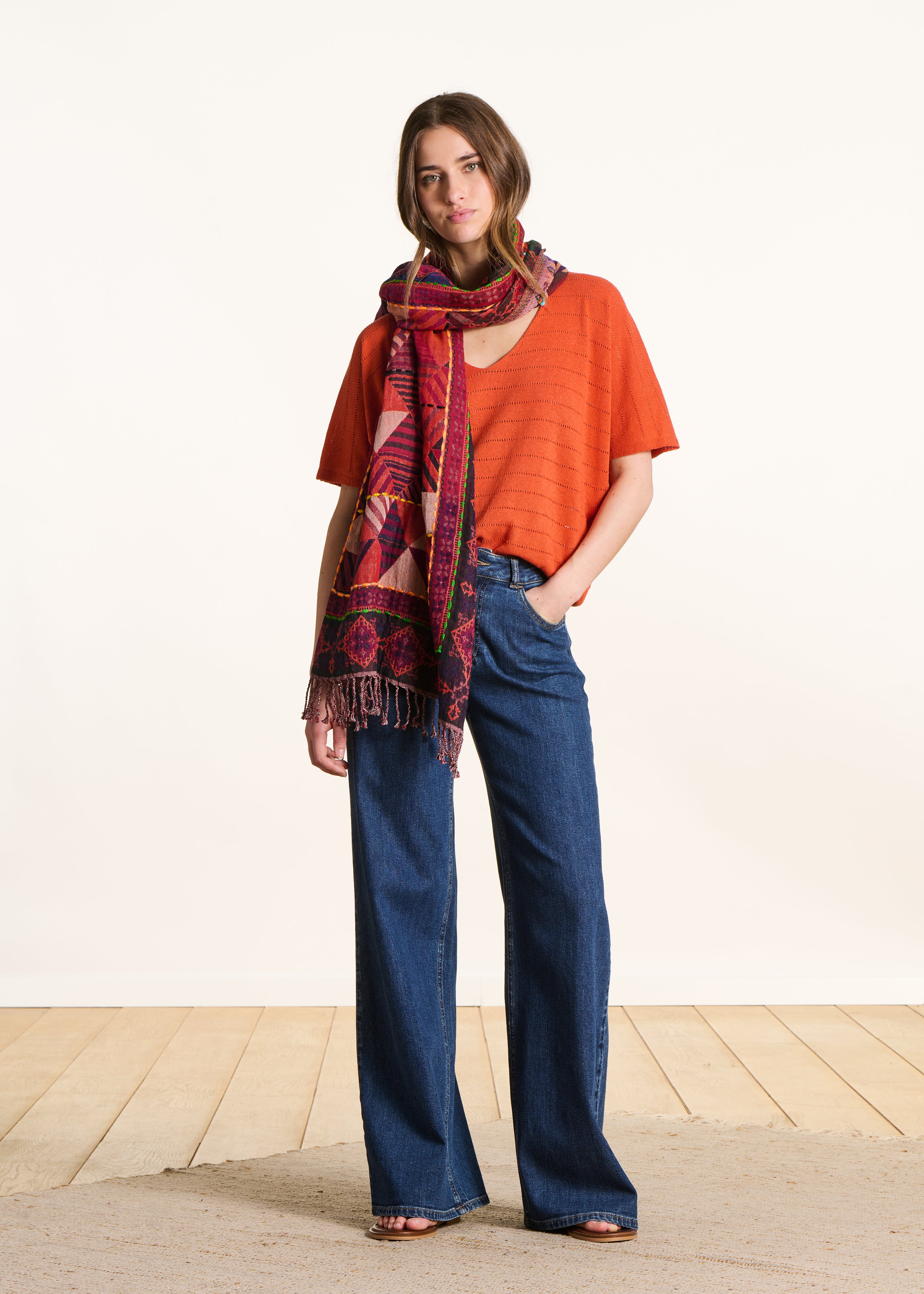 la-f-e-marabout-e-ecaillu-schal-rot-stickerei-wolle image 3