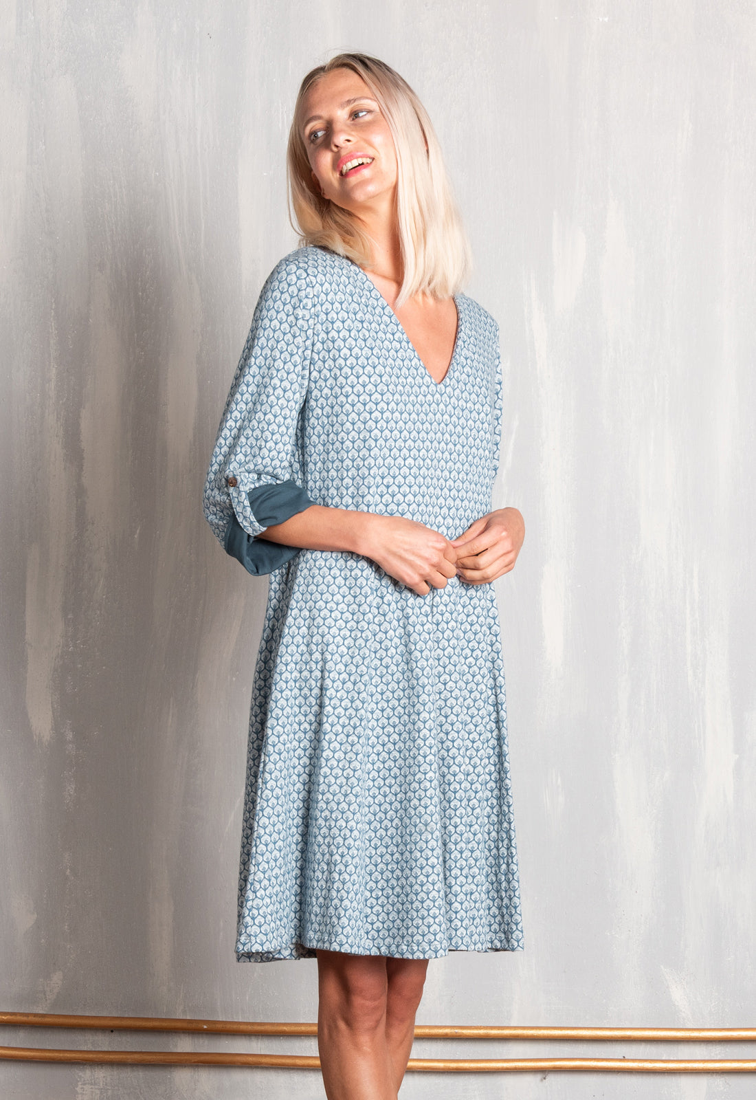 moshiki-w25dress-g5-kleid-jacquard-90-cm-v-ausschnitt image 7