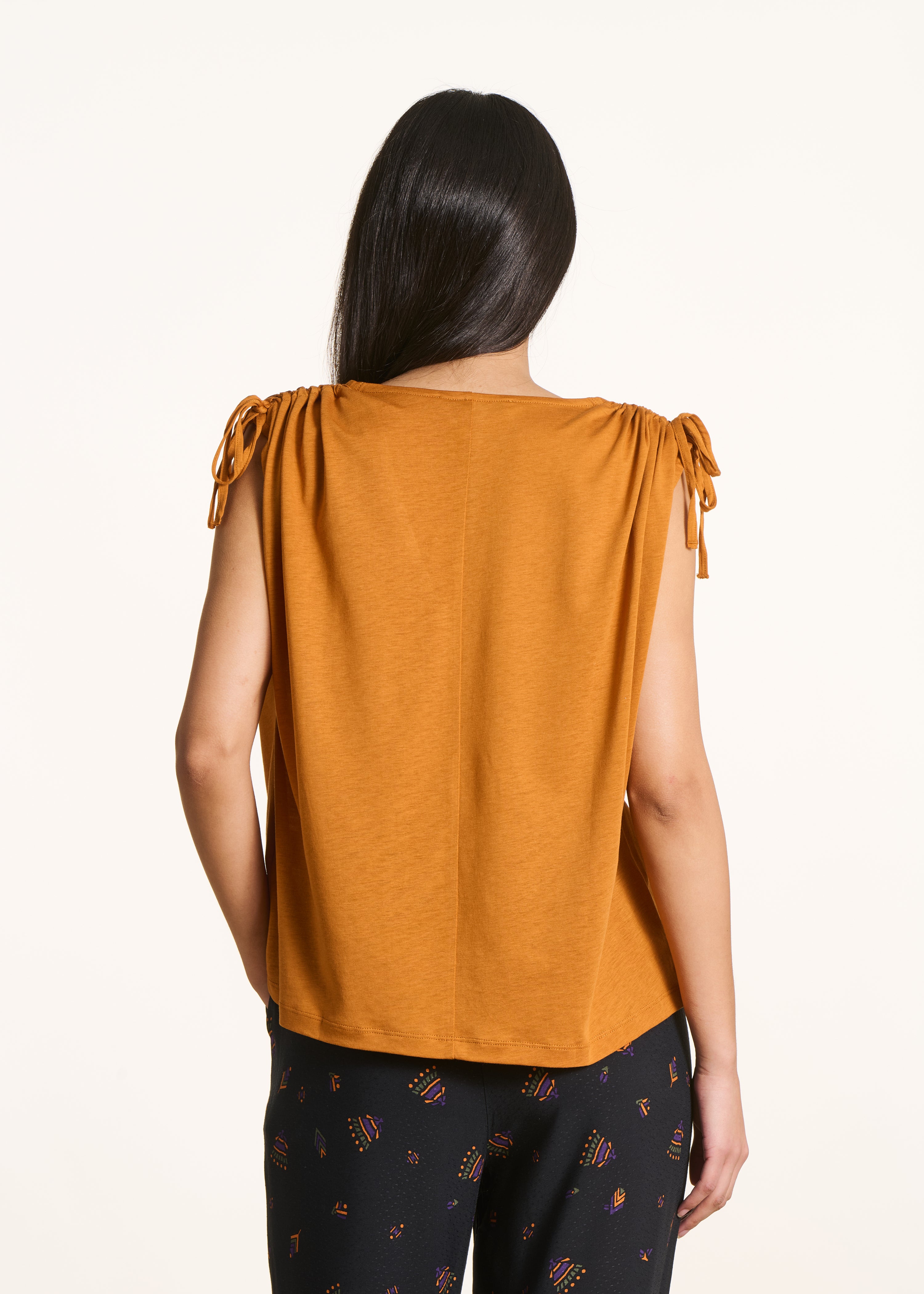 la-f-e-marabout-e-filou-t-shirt-damen-ocker-v-ausschnitt image 3