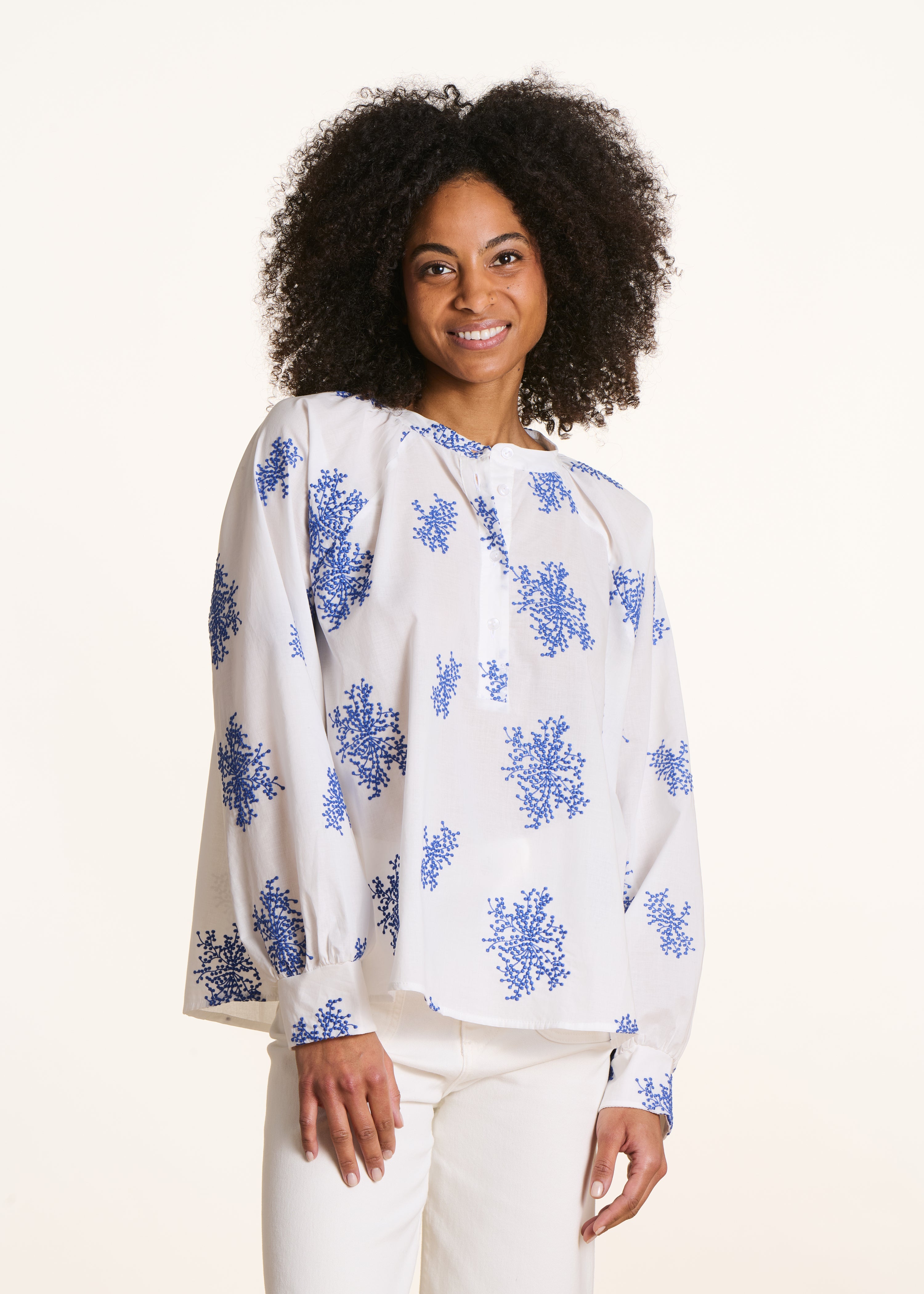 la-f-e-marabout-e-eji-bluse-ecru-blau-stickerei-oversize image 1
