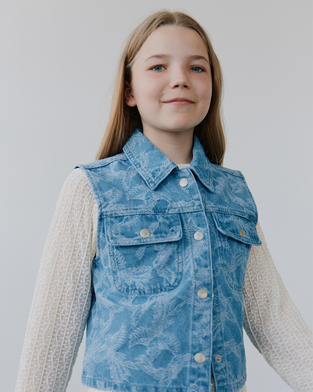 sofie-schnoor-young-carolesy-vest-hellblau-vogelprint-152 image 2