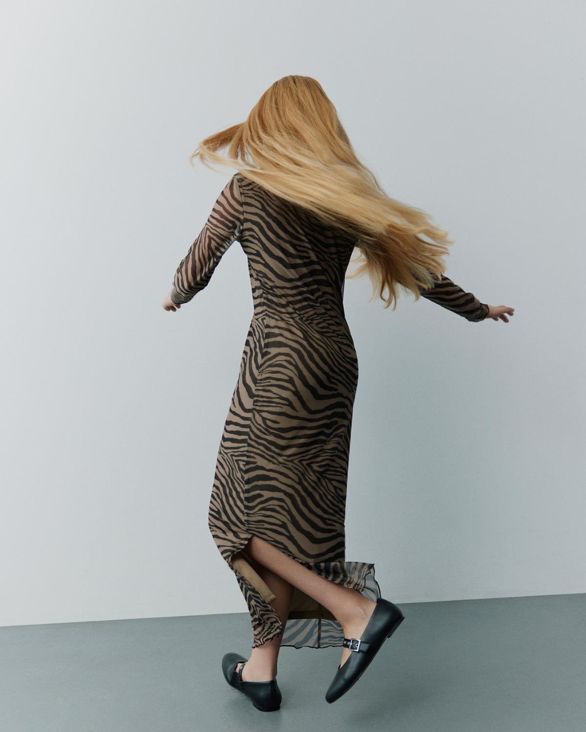 sofie-schnoor-young-calasy-kleid-braun-zebra-mesh image 3
