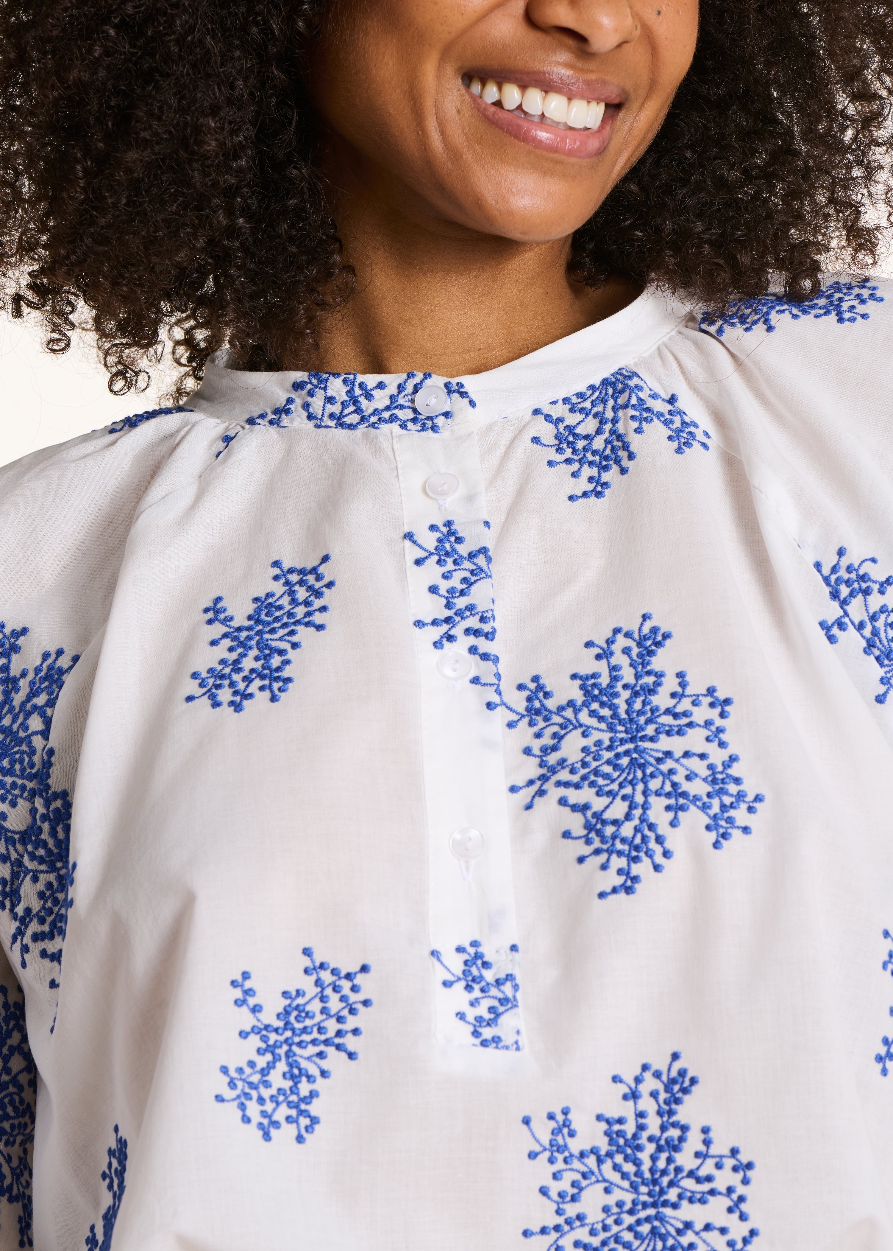 la-f-e-marabout-e-eji-bluse-ecru-blau-stickerei-oversize image 5