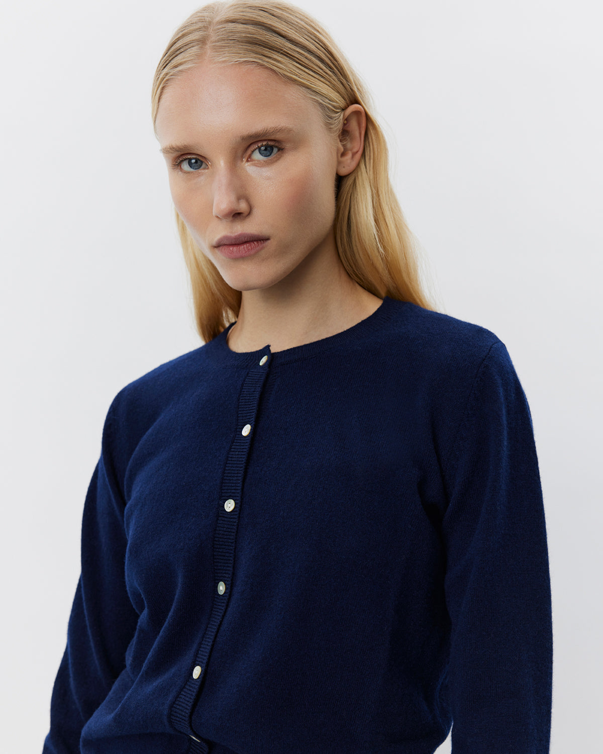 sofie-schnoor-women-cissesw-cardigan-navy-merinowolle image 3