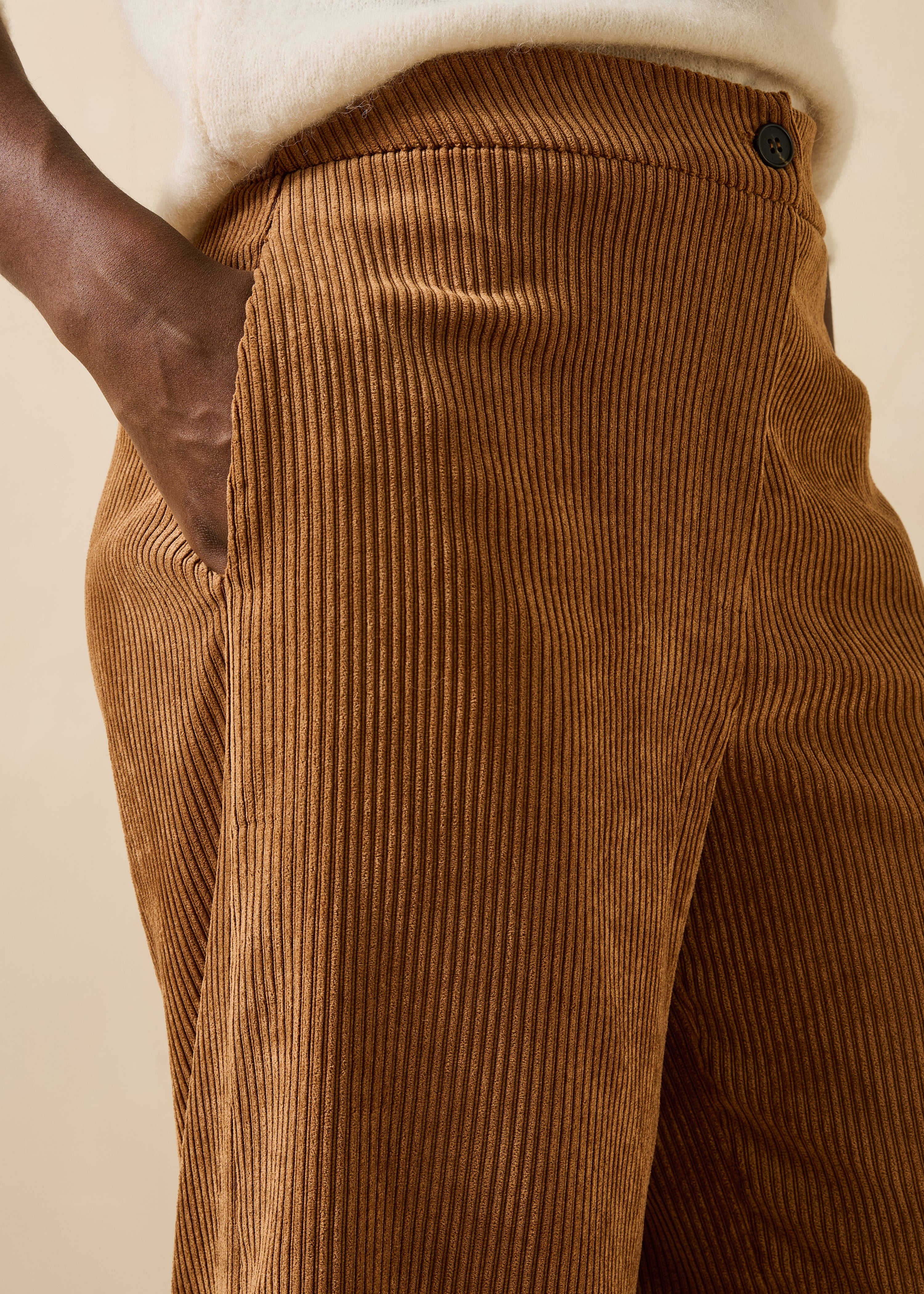 la-f-e-marabout-e-gatine-hose-cord-camel-cropped-weit image 5