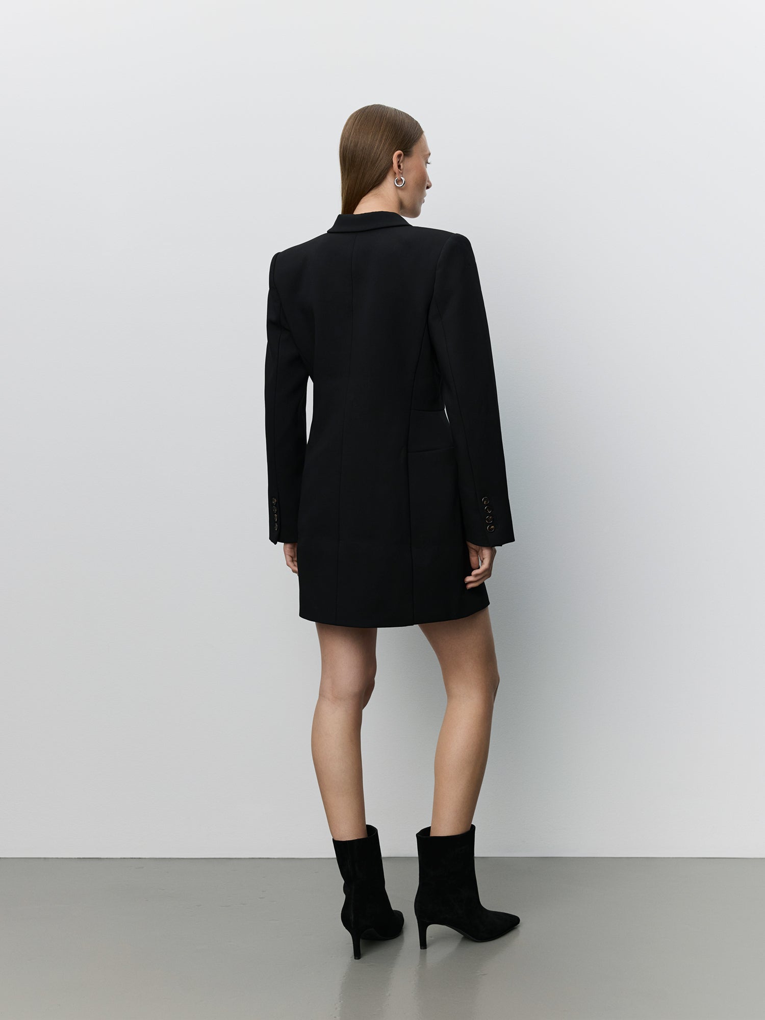 sofie-schnoor-women-avinorasw-blazerkleid-schwarz-tailliert-6-knopf image 4
