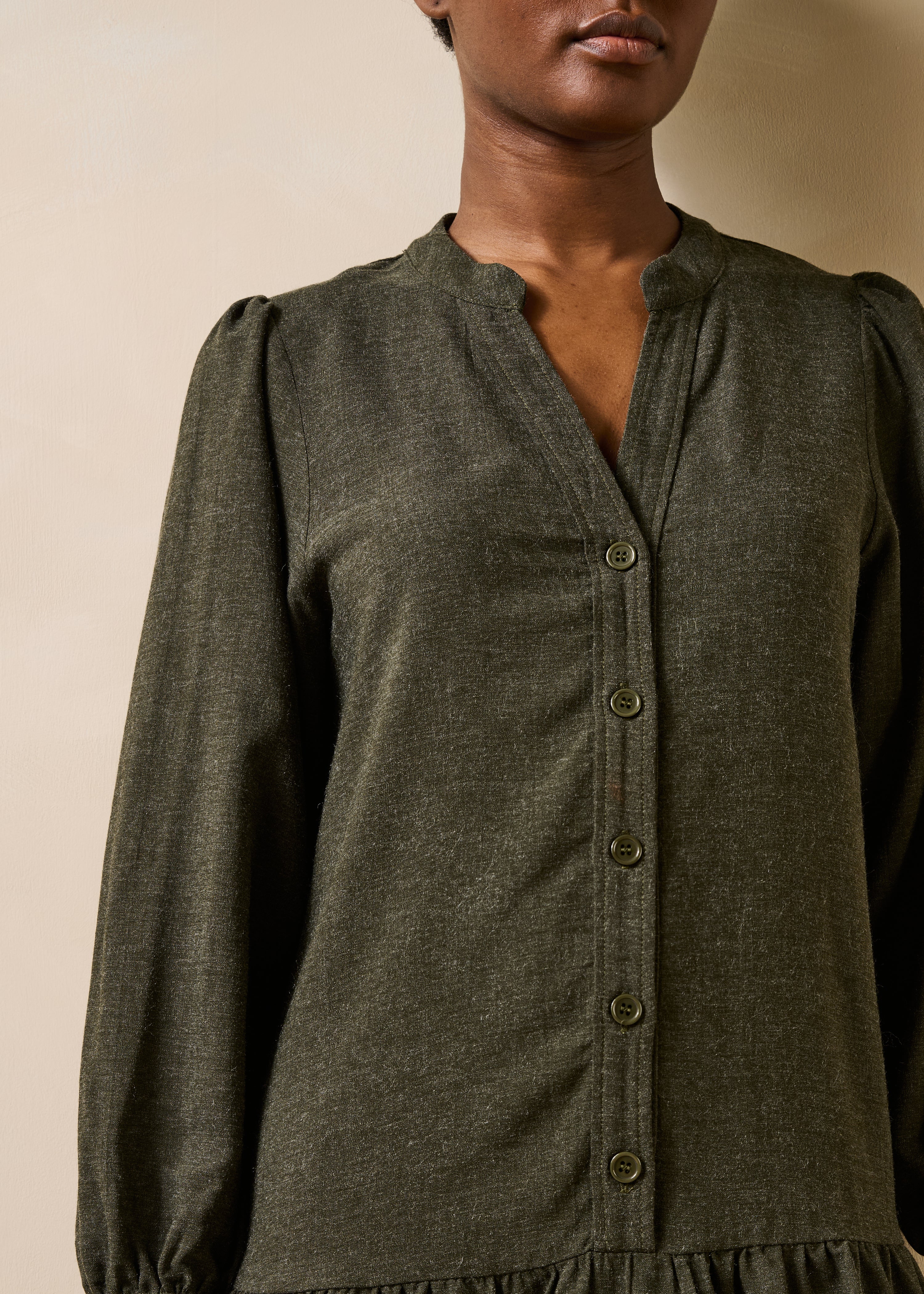 la-f-e-marabout-e-grama-kleid-kurz-khaki-viskose-tunika-kragen image 4