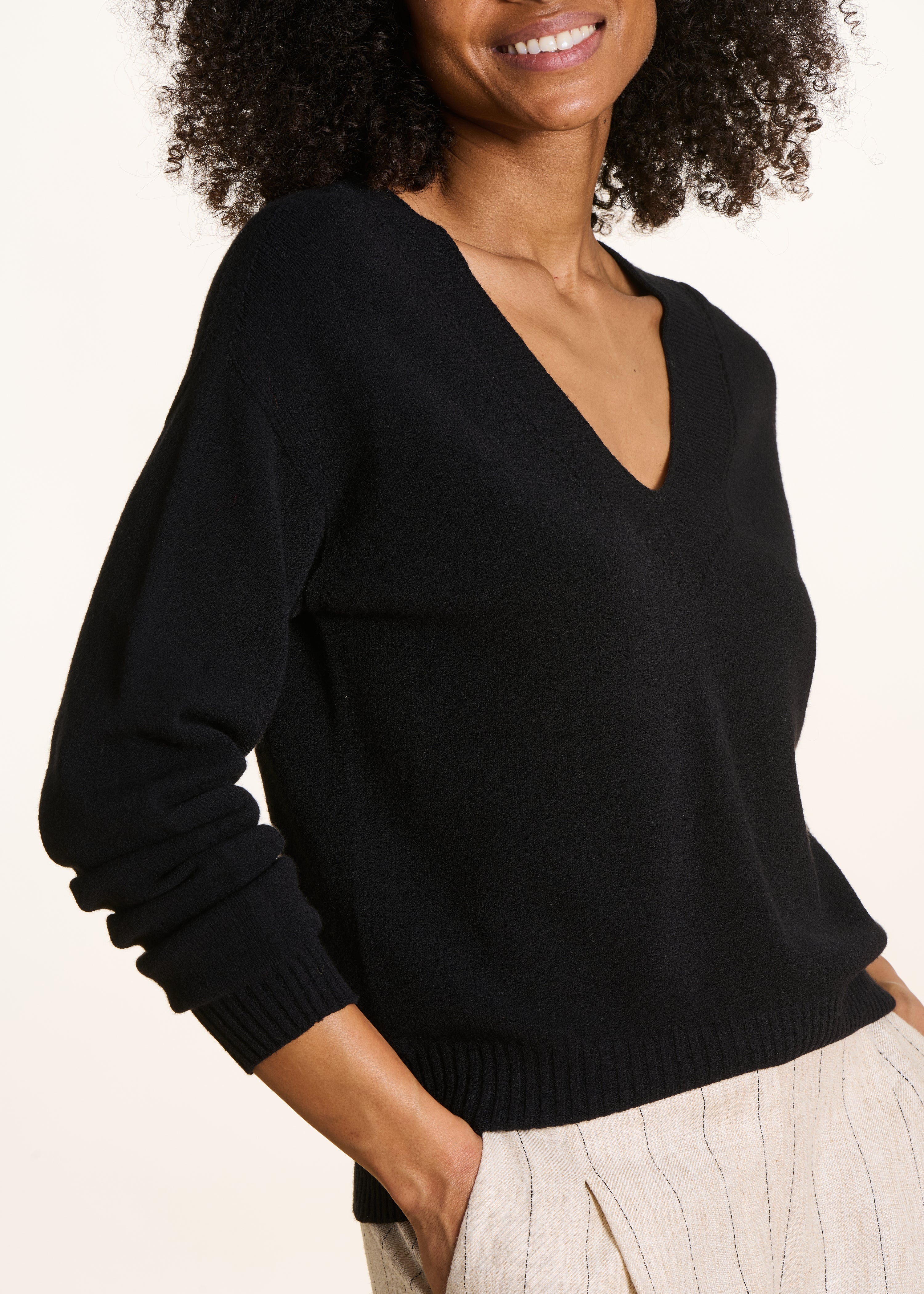 la-f-e-marabout-e-zolara-pullover-schwarz-wolle-v-ausschnitt image 5