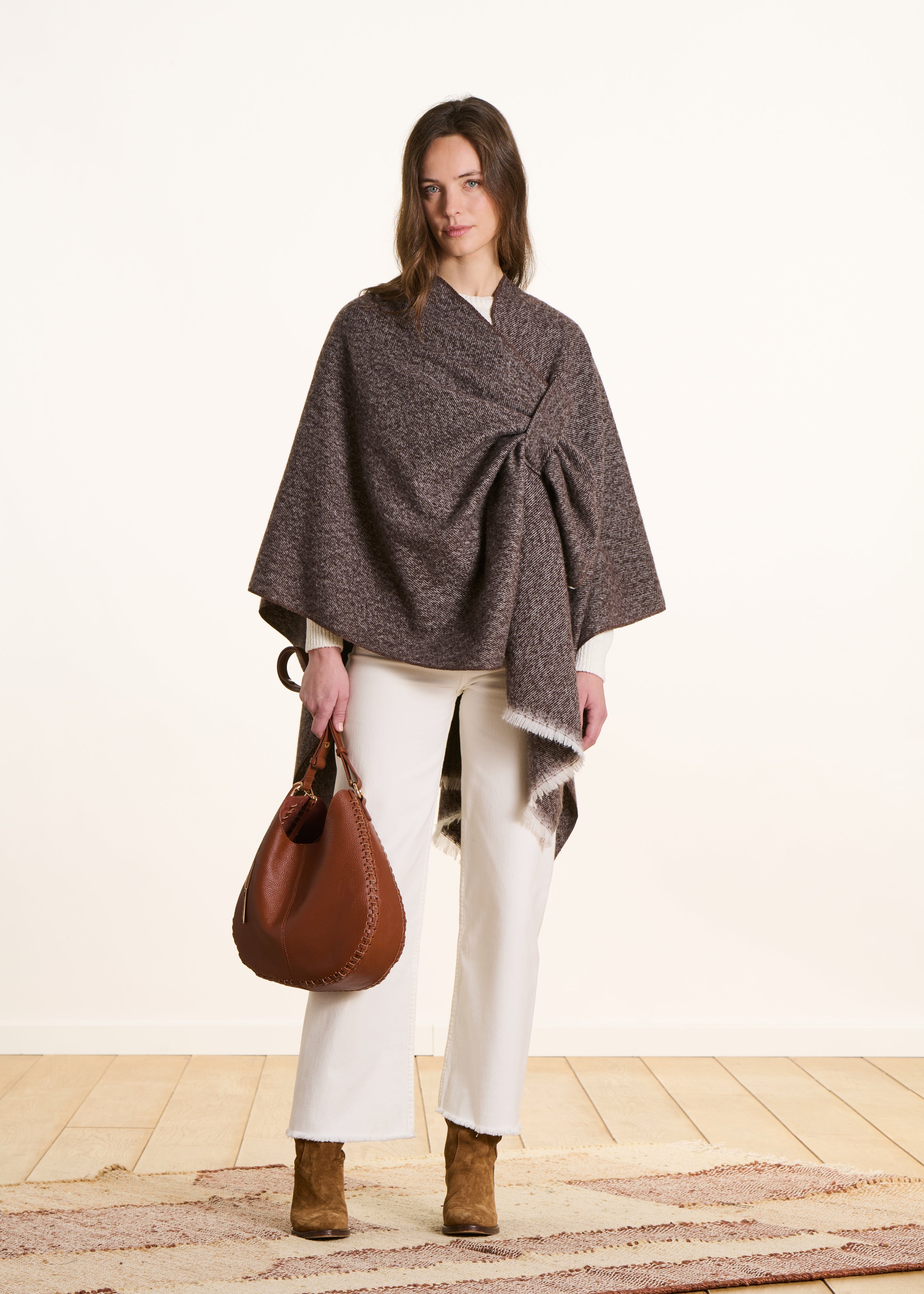 la-f-e-marabout-e-essia-poncho-taupe-mit-fransen image 1