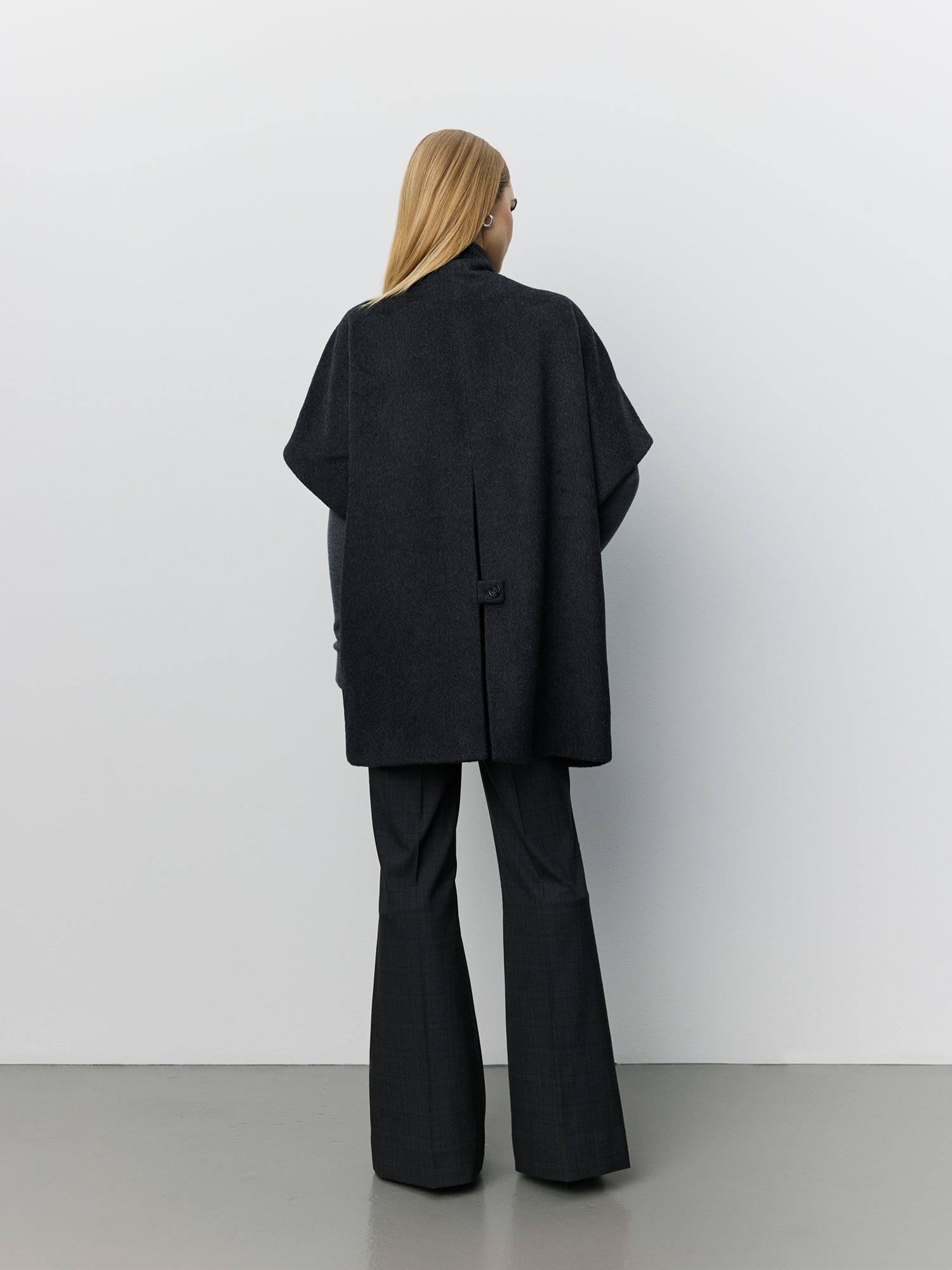 sofie-schnoor-women-palominasw-cape-dunkelgrau-wolle image 4