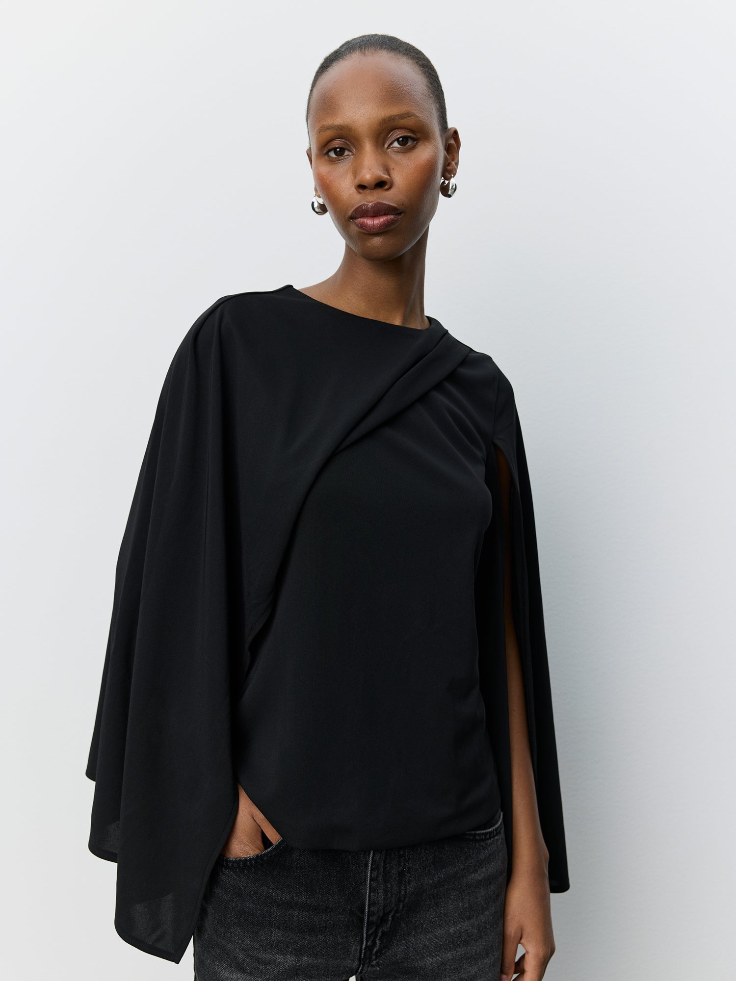 sofie-schnoor-caranasw-cape-bluse-schwarz image 5