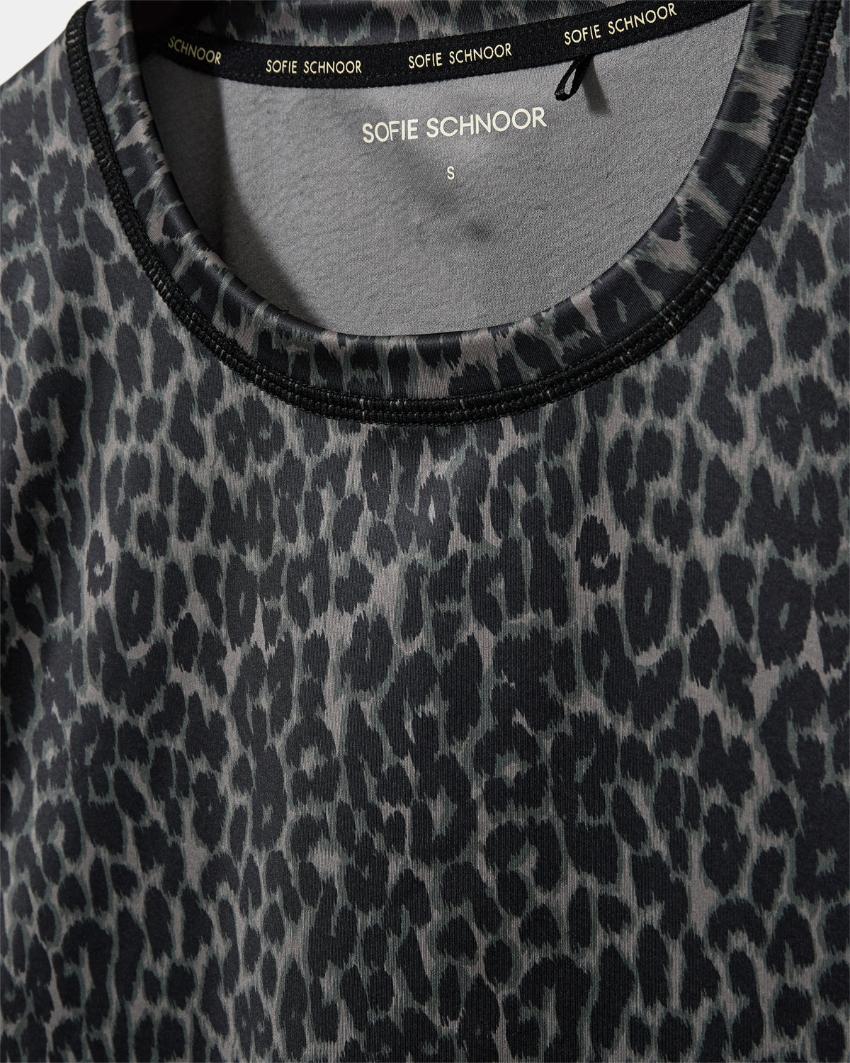 sofie-schnoor-sport-fiolaspo-t-shirt-grey-leopard-schnelltrocknend image 6