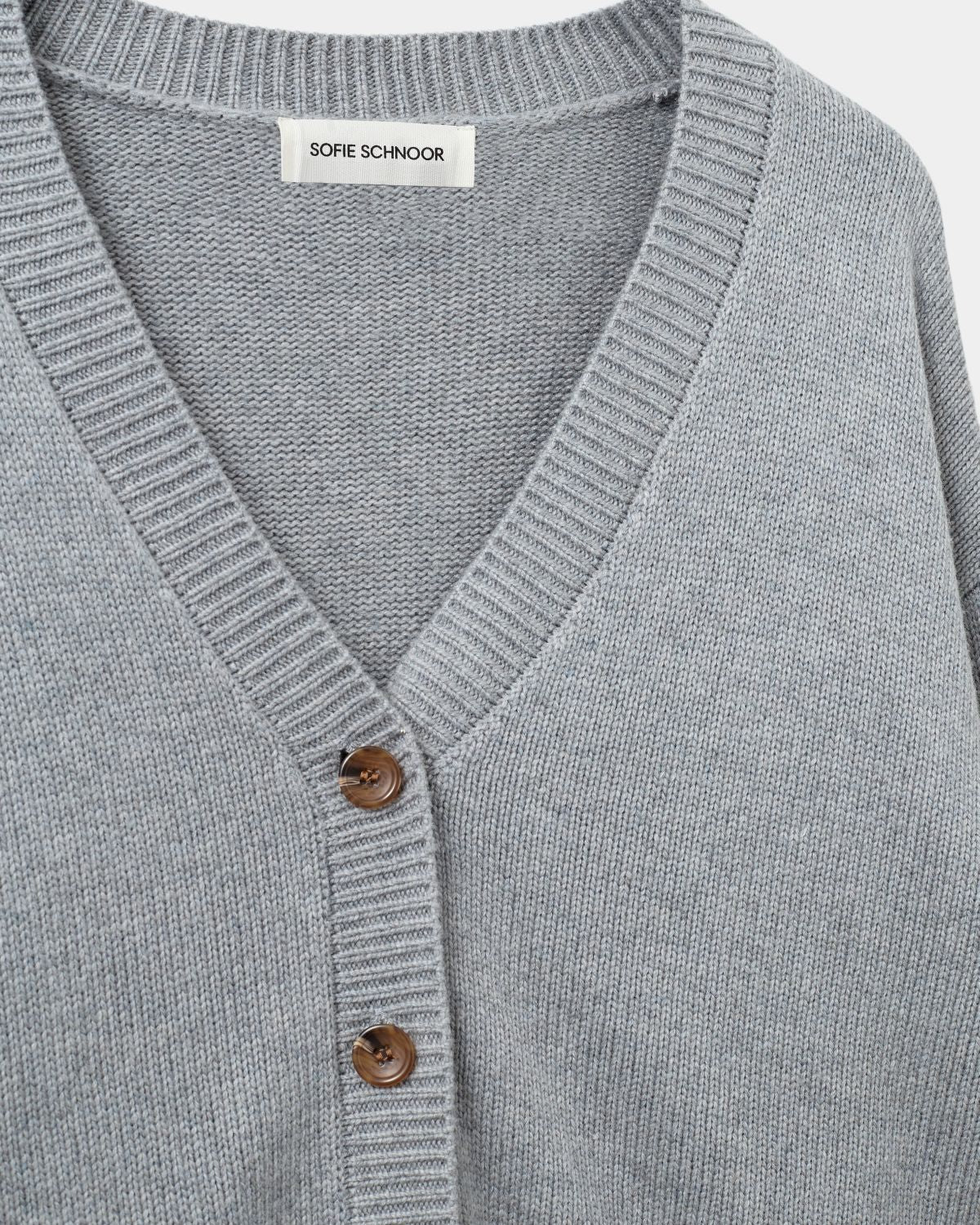 sofie-schnoor-levasw-cardigan-grau-mel-v-ausschnitt image 6