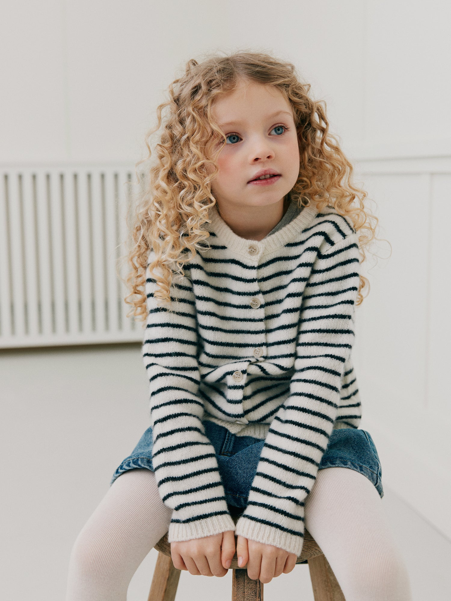 sofie-schnoor-kids-cissekb-cardigan-off-white-striped-wolle image 3