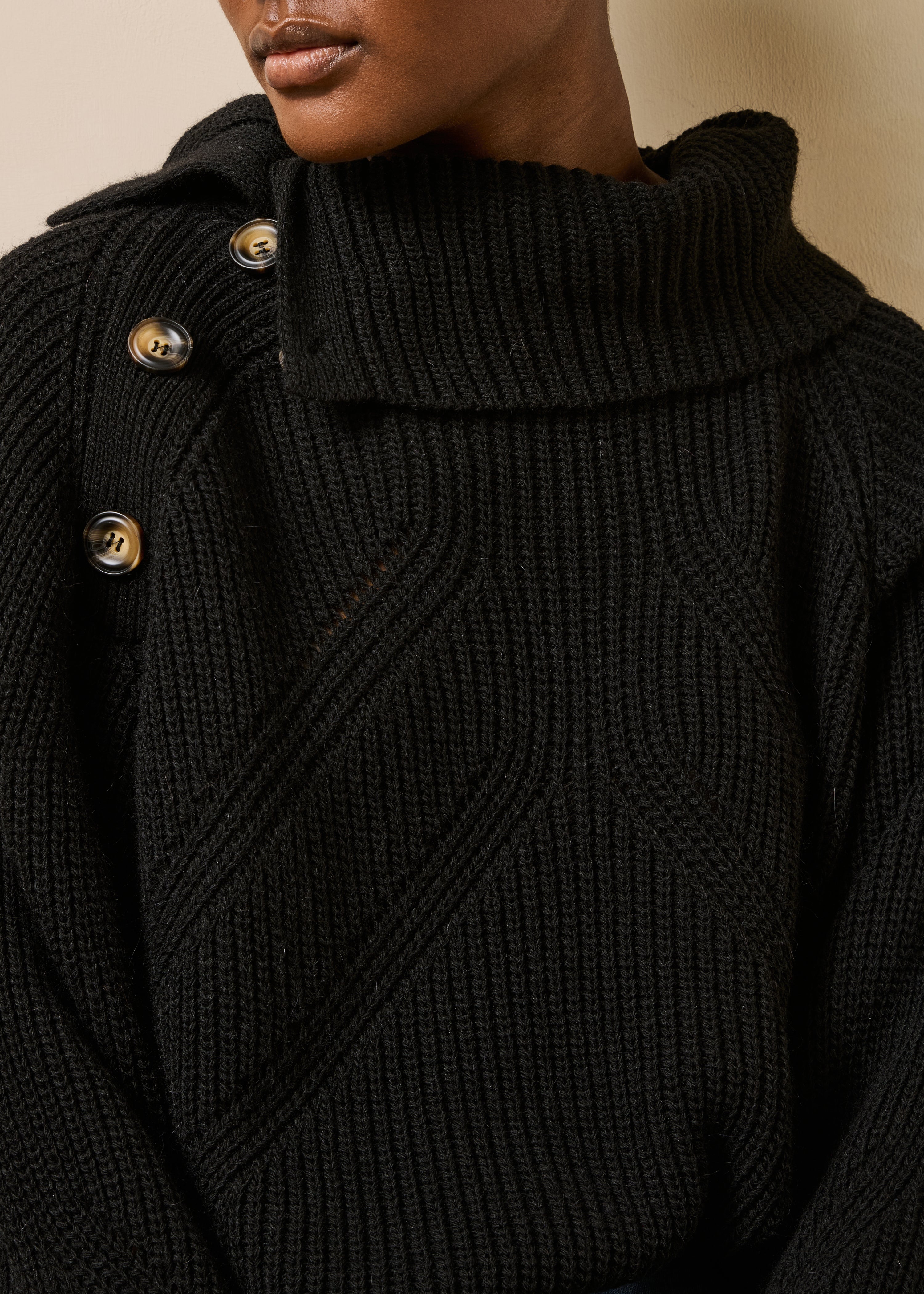 la-f-e-marabout-e-galacto-pullover-schwarz-rippstrick-knopf image 5