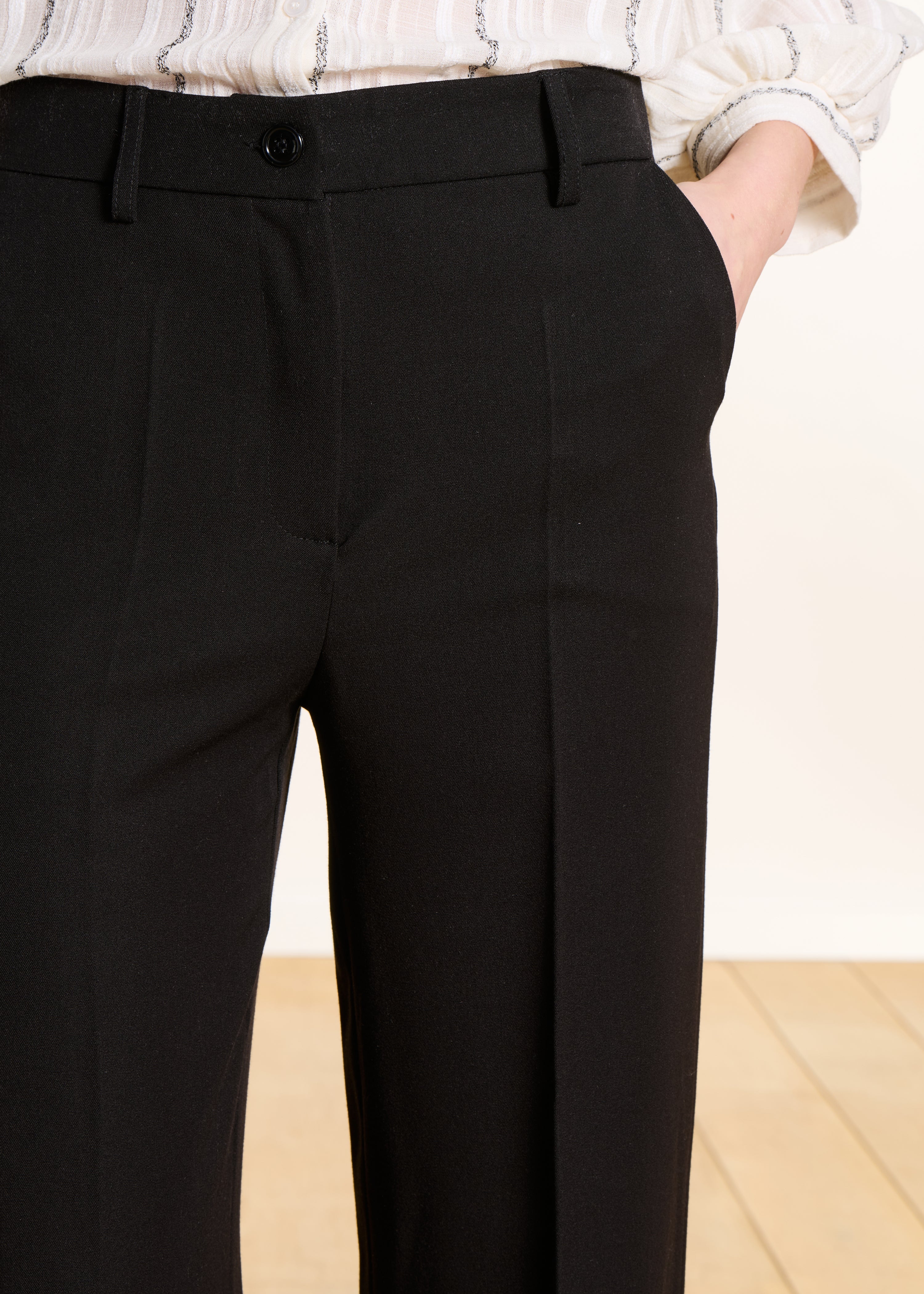 la-f-e-marabout-e-fiacre-hose-schwarz-gerade-cropped image 5