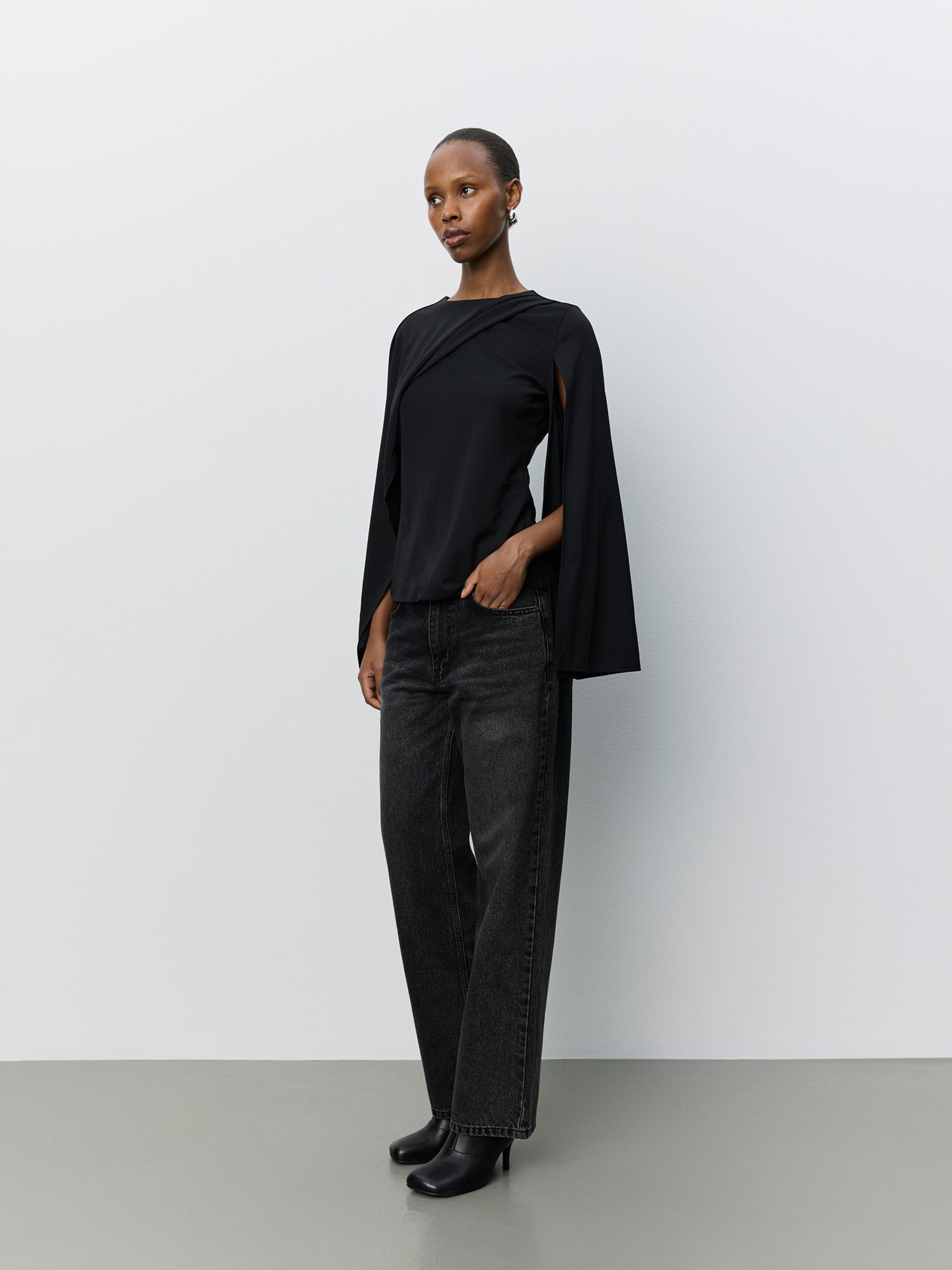 sofie-schnoor-caranasw-cape-bluse-schwarz image 3