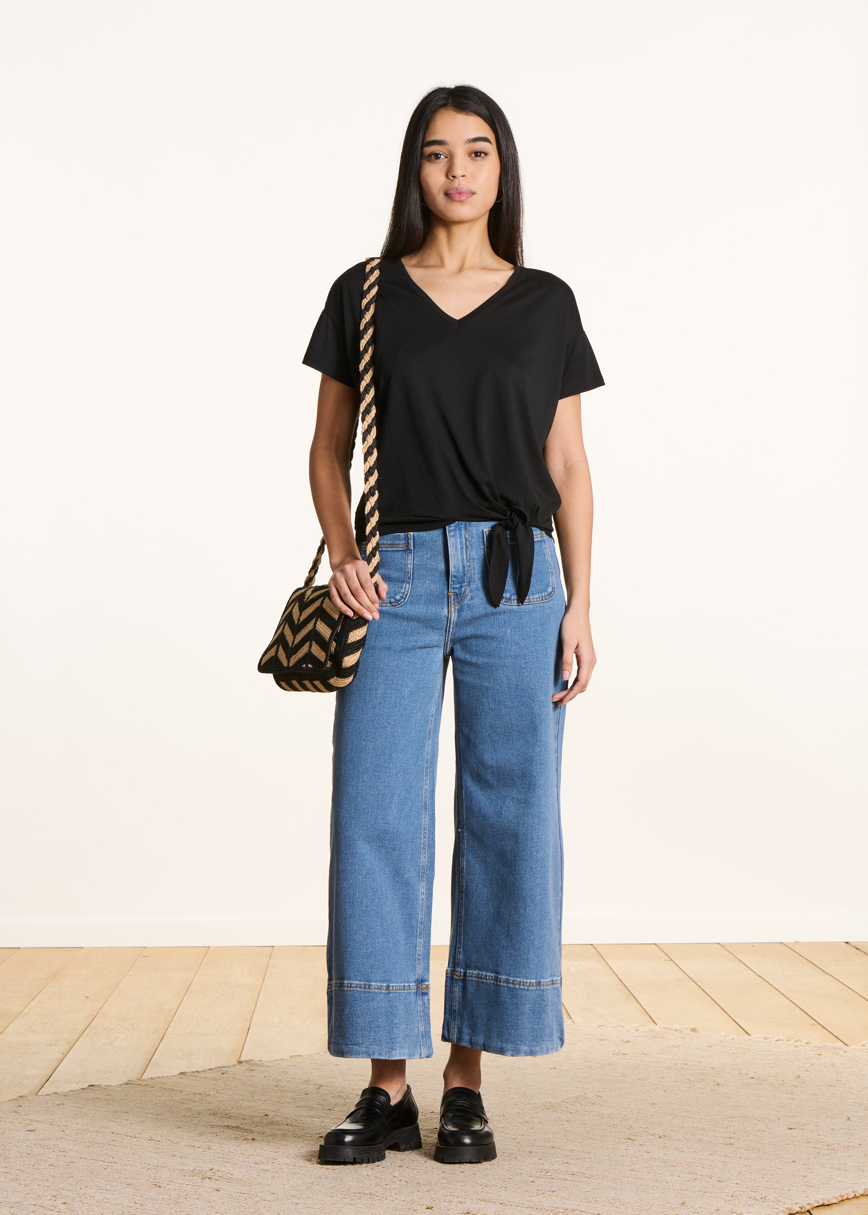 la-f-e-marabout-e-tops-t-shirt-schwarz-lyocell-v-ausschnitt image 2