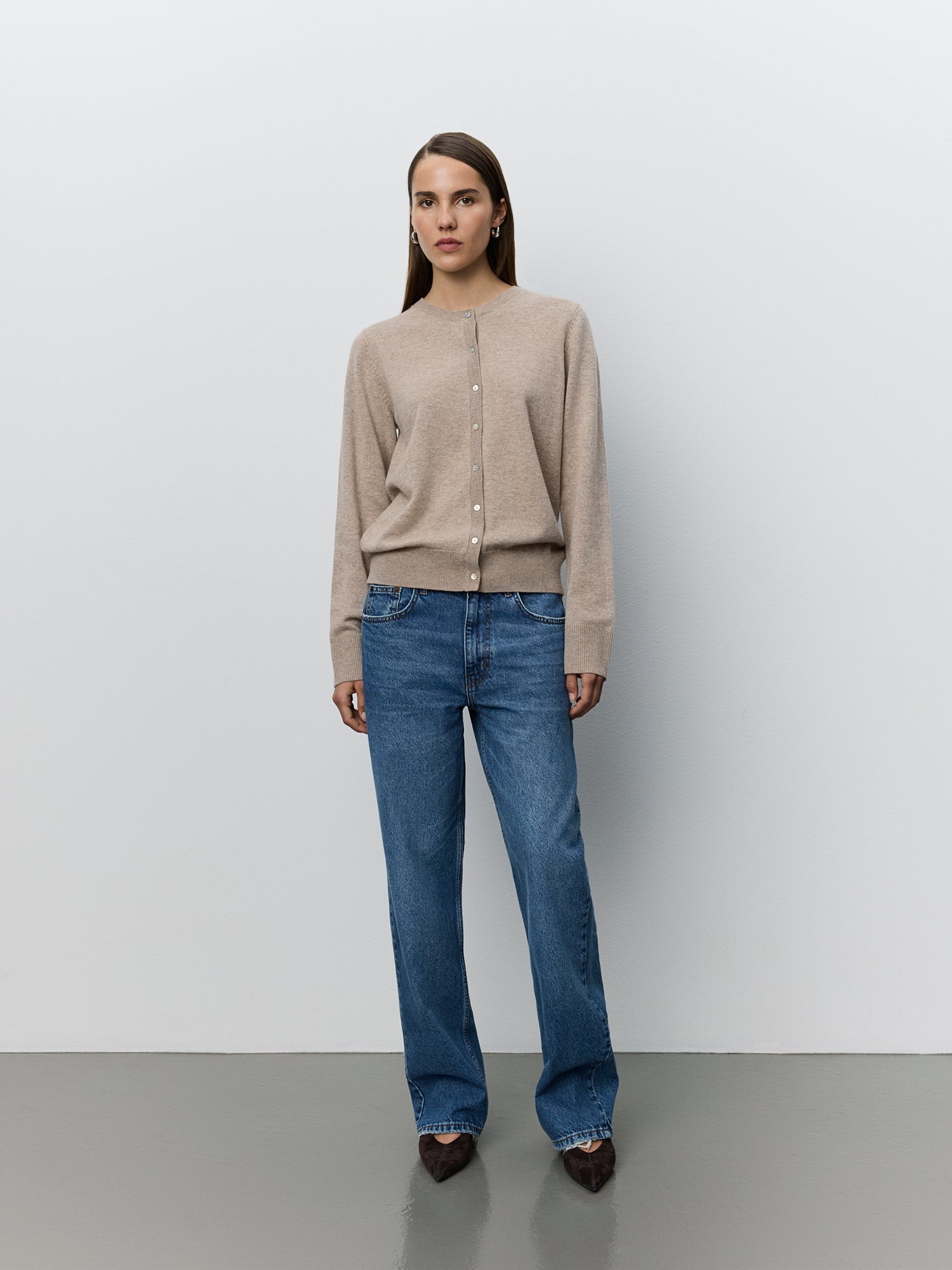sofie-schnoor-women-cissesw-cardigan-braun-wolle-knopf image 2