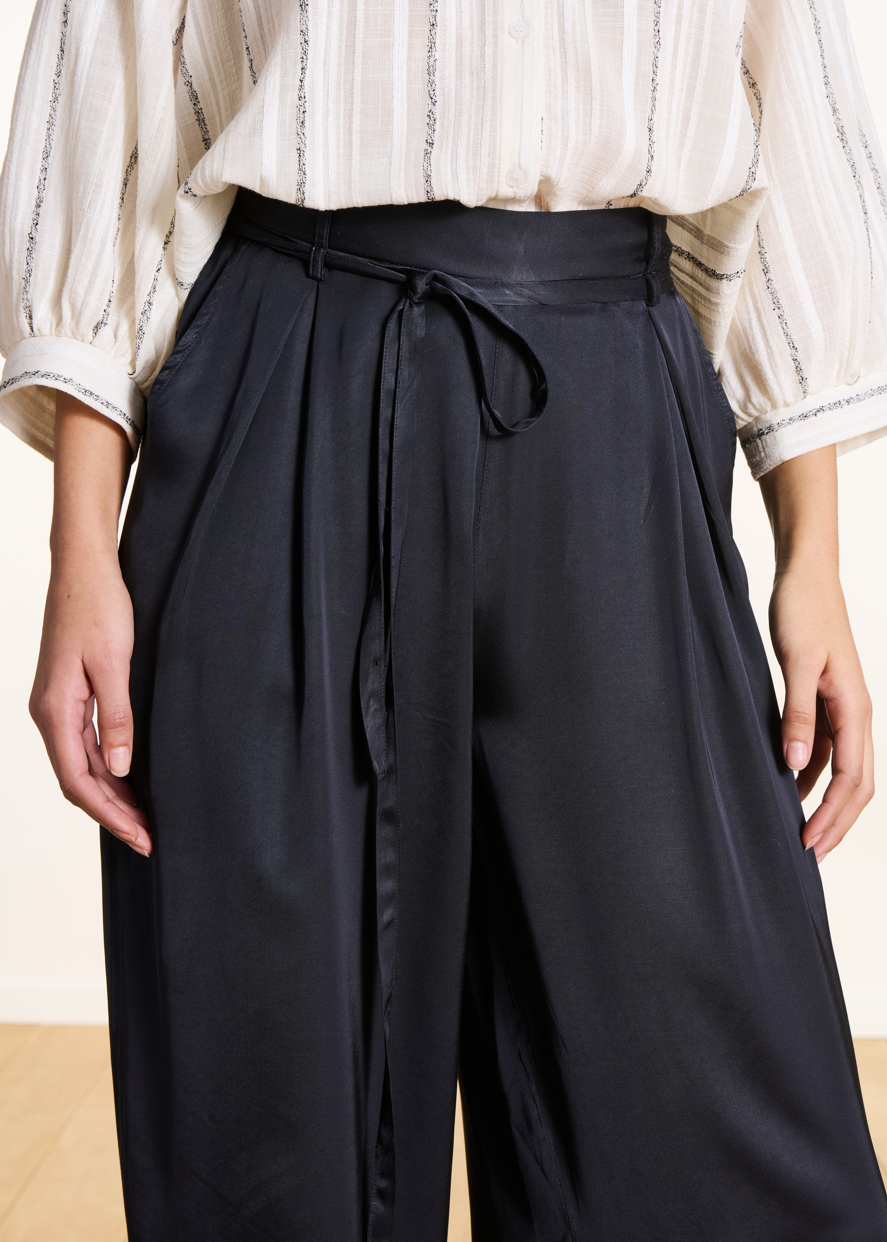 la-f-e-marabout-e-ferouz-hose-dunkelblau-satin-34-46 image 5