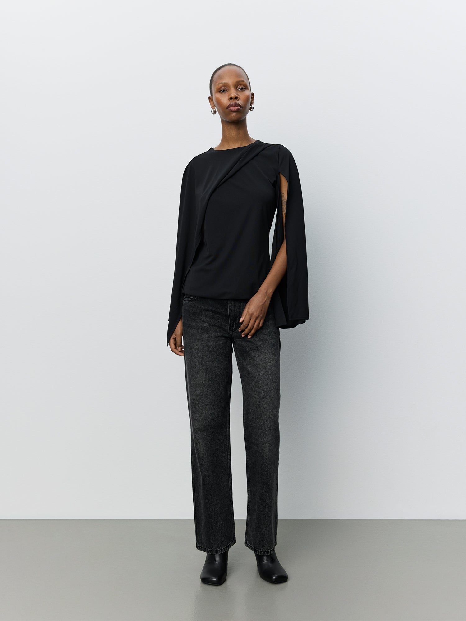 sofie-schnoor-caranasw-cape-bluse-schwarz image 2