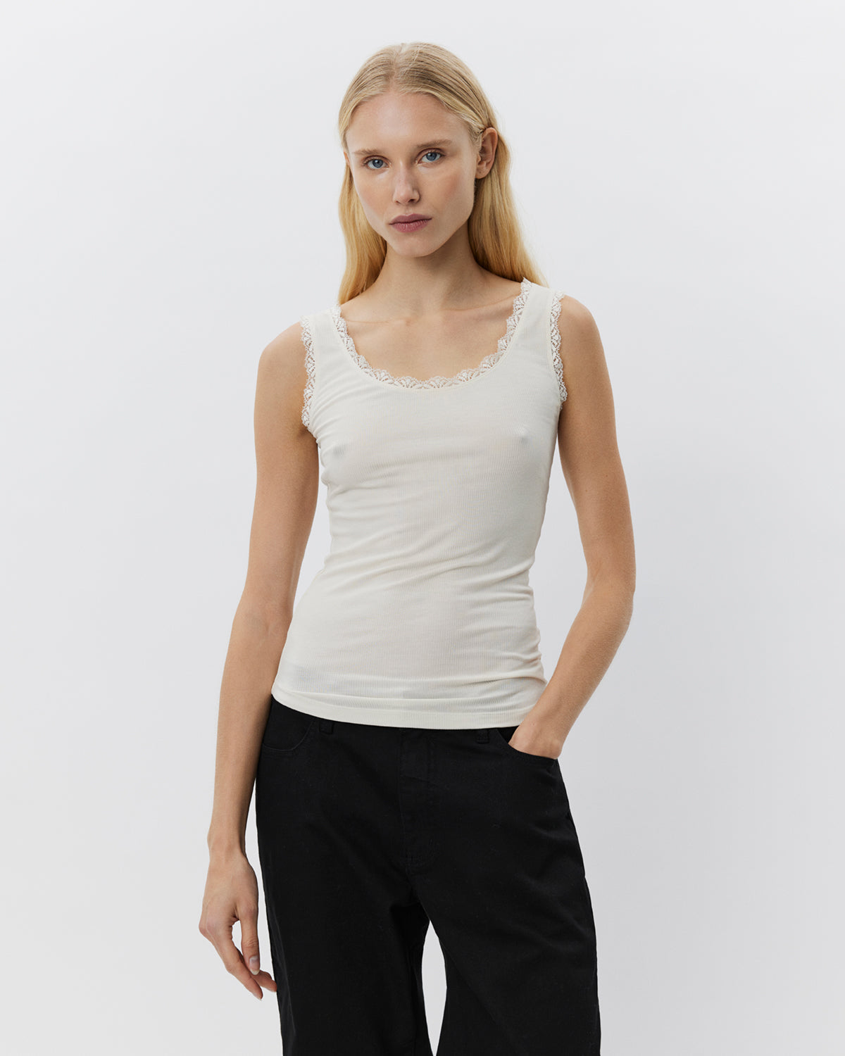 sofie-schnoor-women-ulrikke-top-off-white-spitze-slim-fit image 2