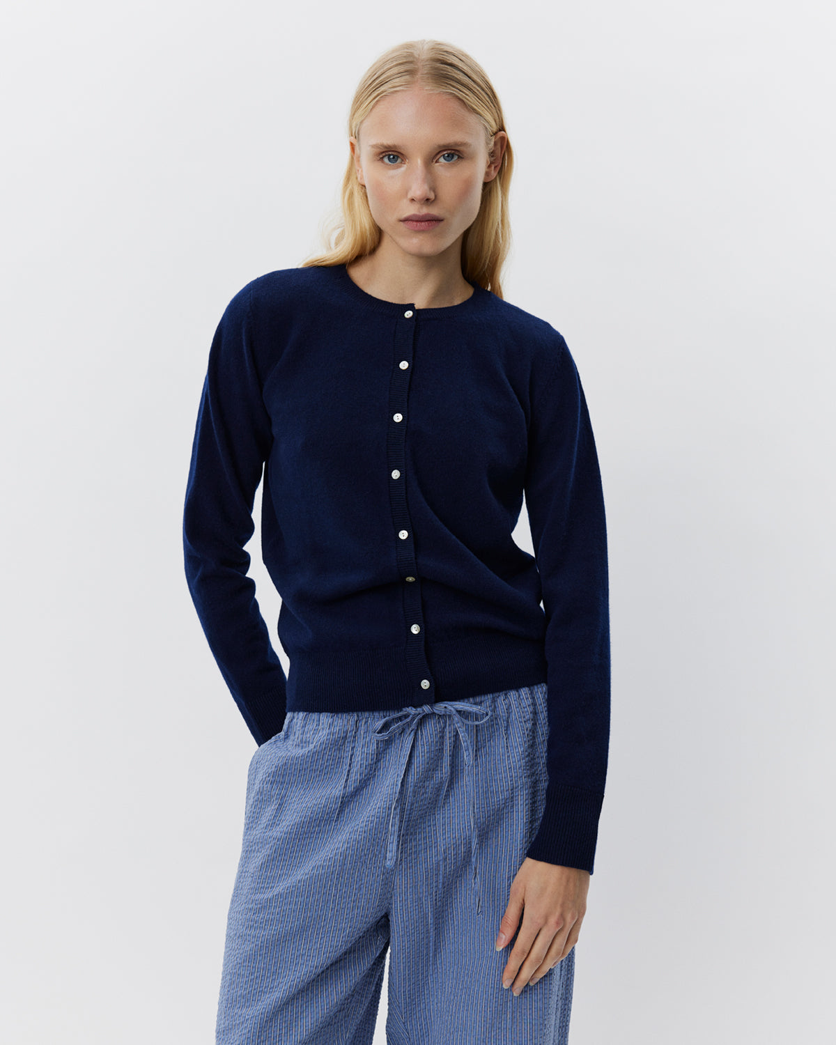 sofie-schnoor-women-cissesw-cardigan-navy-merinowolle image 2