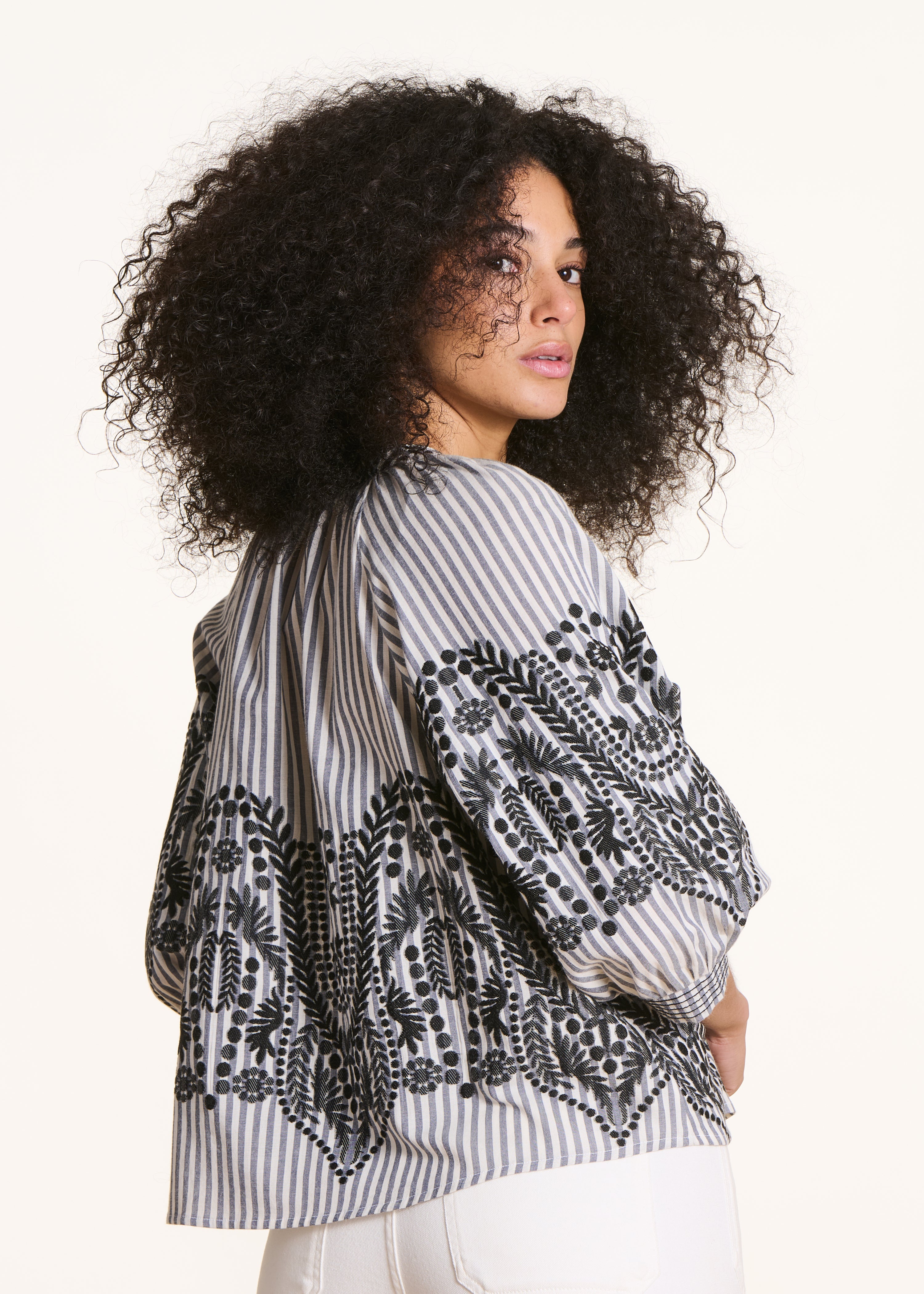 la-f-e-marabout-e-felvia-bluse-schwarz-streifen-jacquard image 3