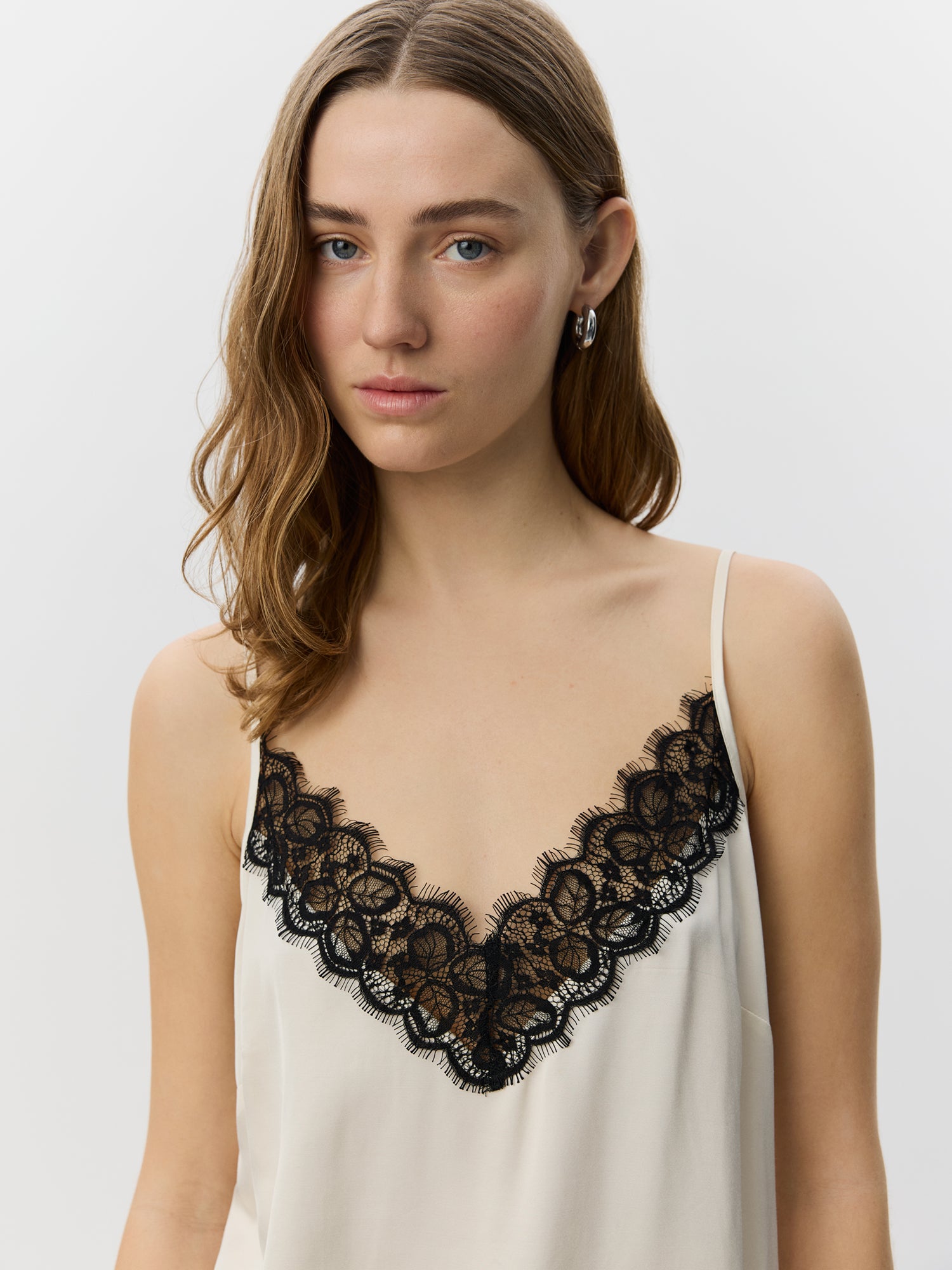 sofie-schnoor-women-aggiesw-satintop-creme-spitze image 5