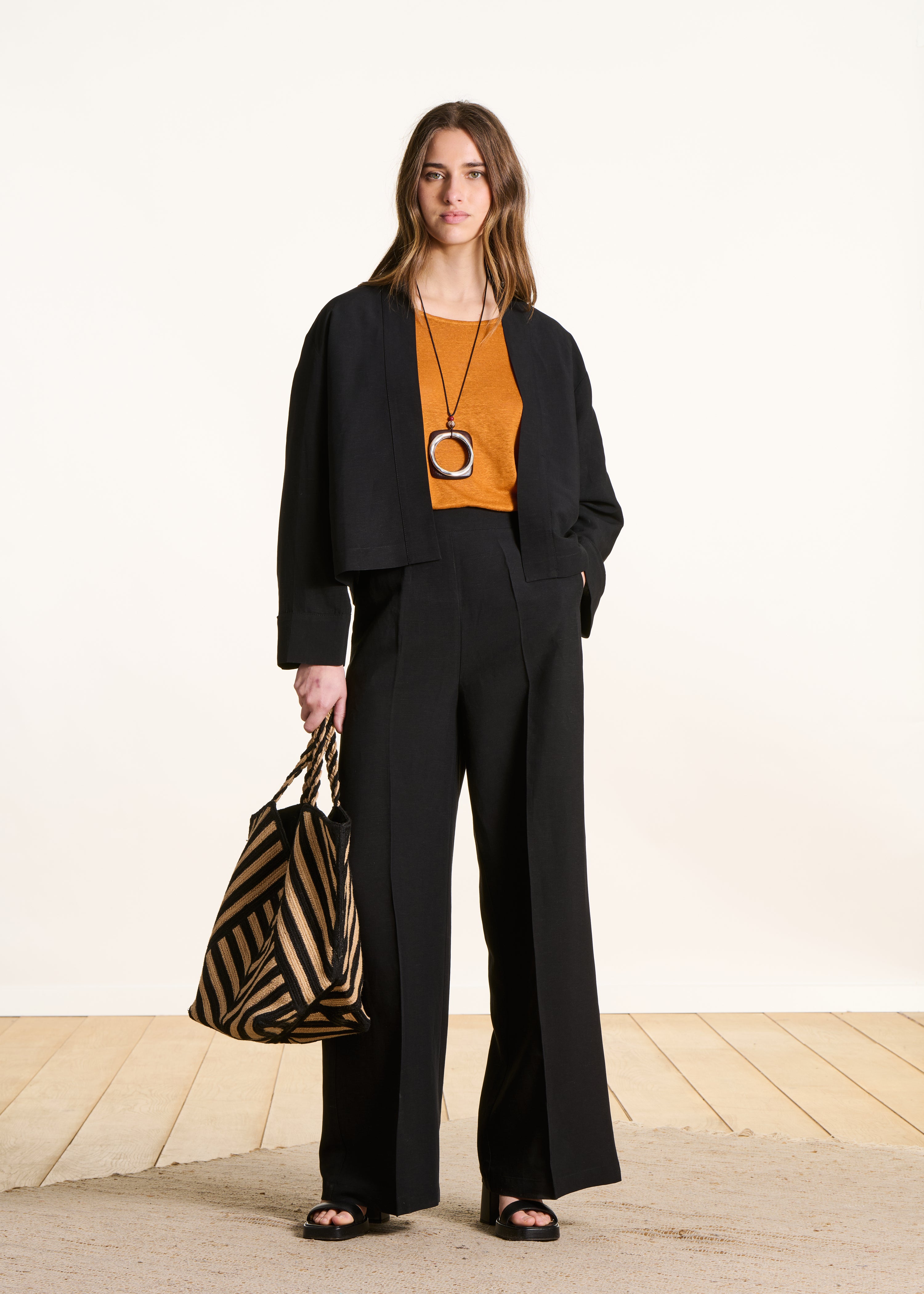 la-f-e-marabout-e-poma-jacke-damen-schwarz-kurz-leinen image 2