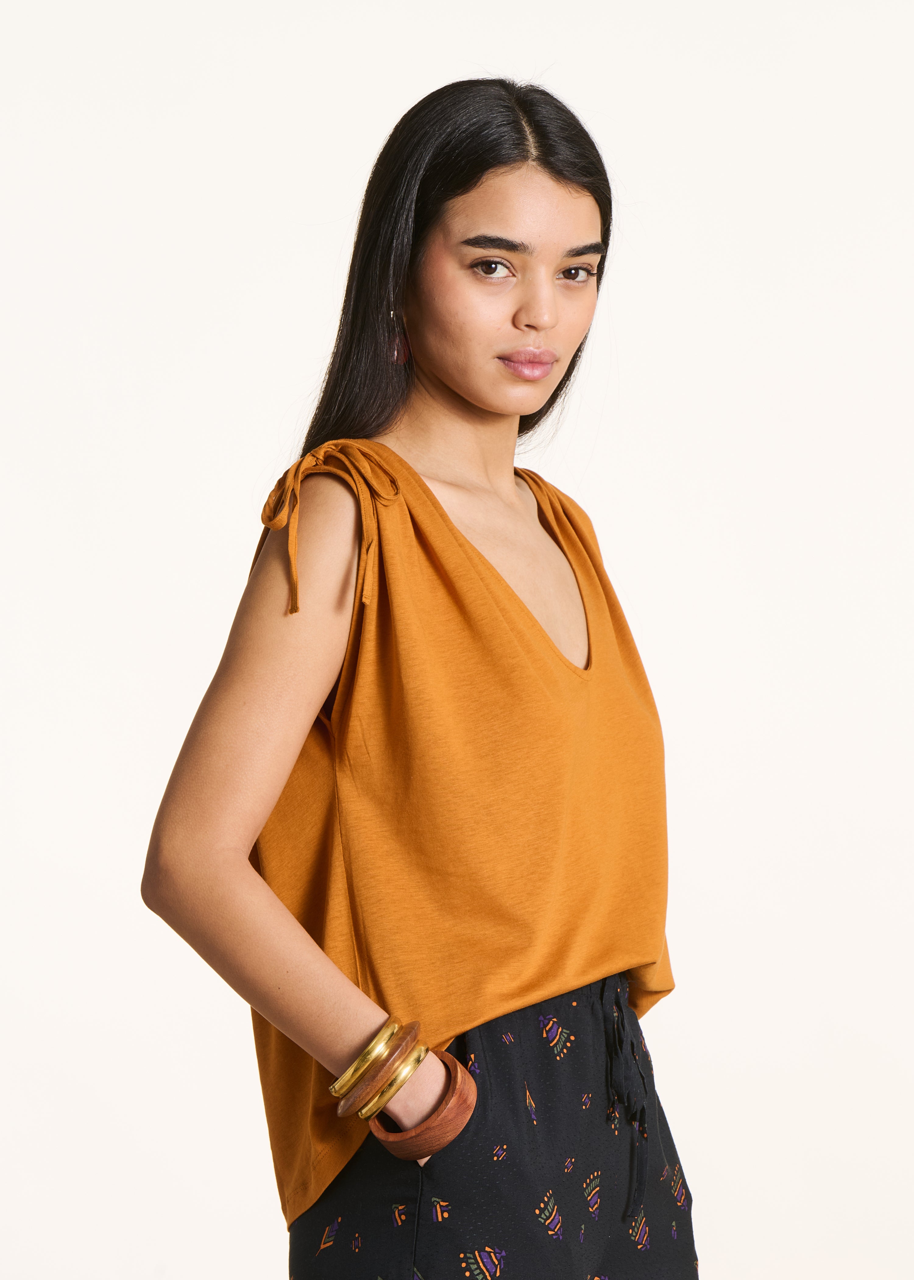 la-f-e-marabout-e-filou-t-shirt-damen-ocker-v-ausschnitt image 1