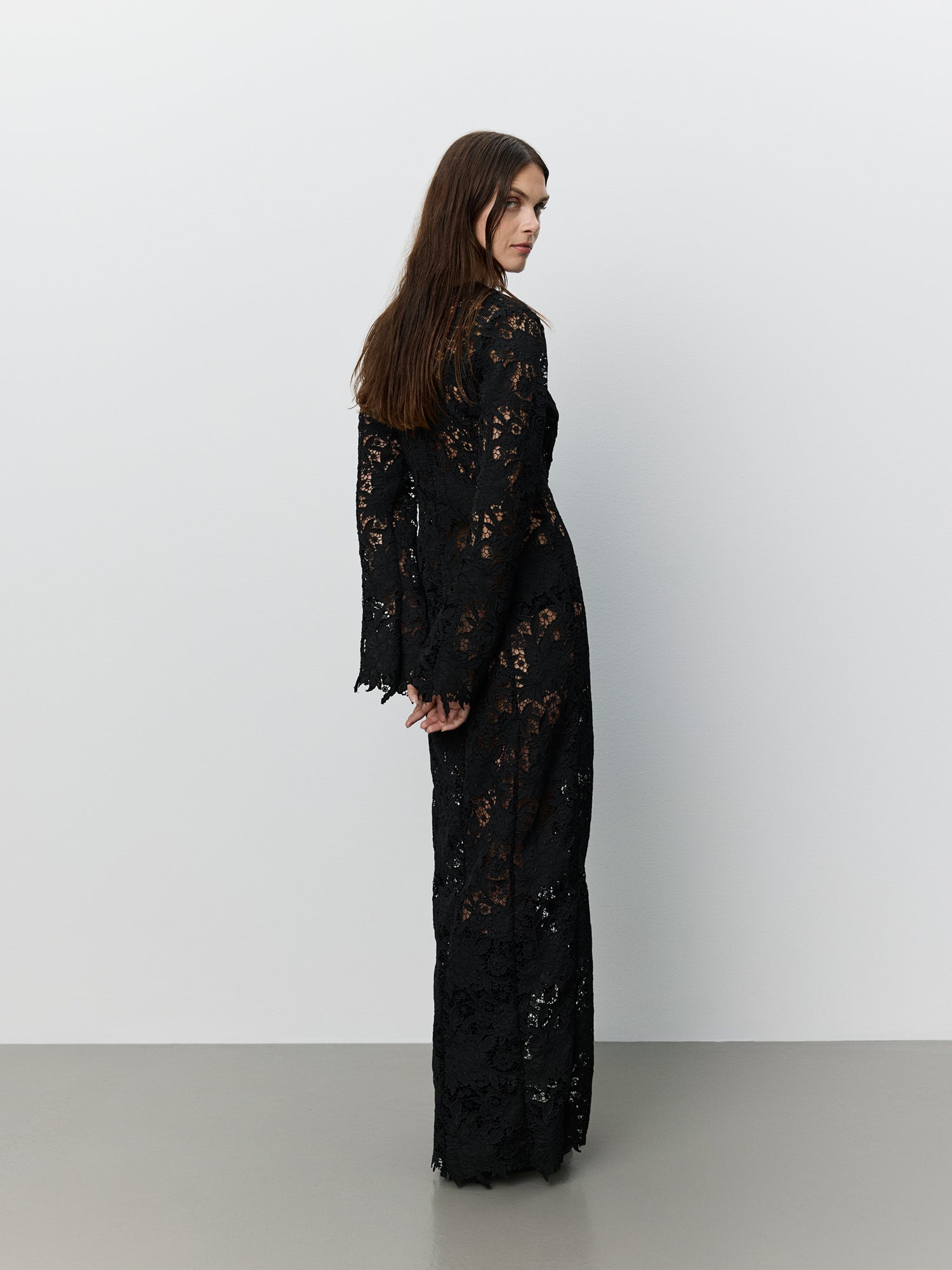 sofie-schnoor-icon-olynoorsw-lace-dress-schwarz-spitze image 4