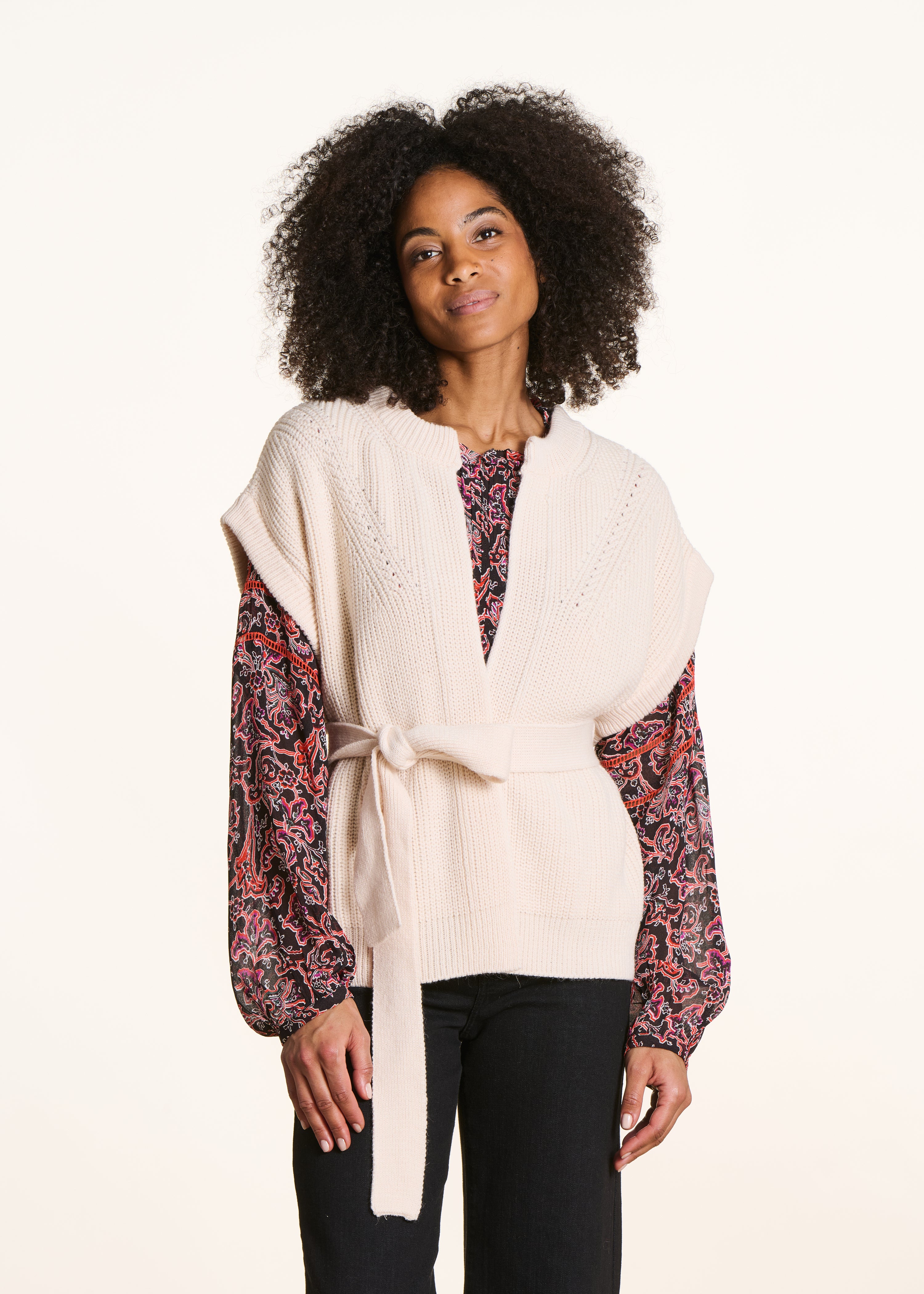 la-f-e-marabout-e-ewen-strickweste-ecru-g-rtel image 1