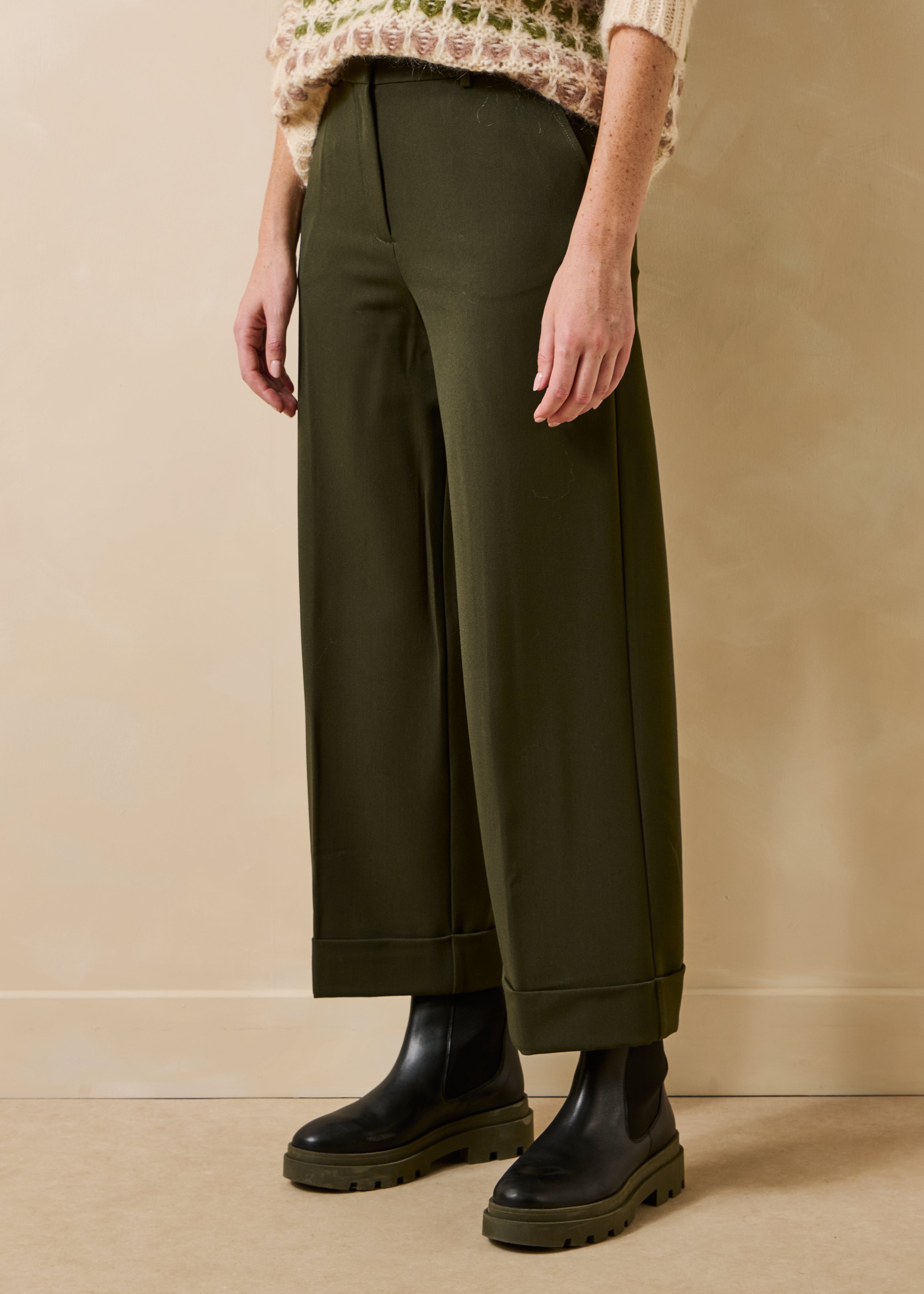 la-f-e-marabout-e-enik-cropped-hose-kaki-hoher-bund image 2