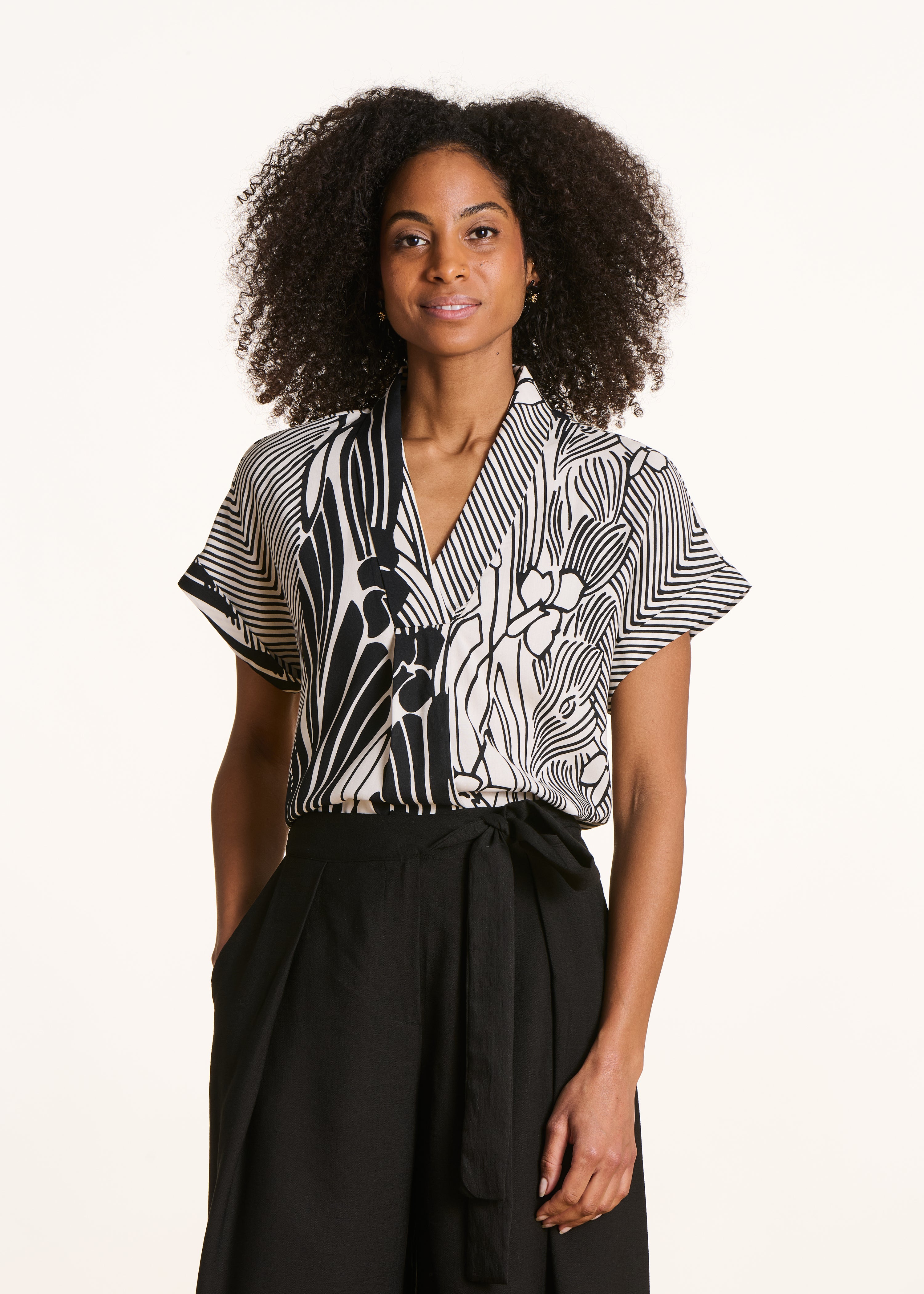 la-f-e-marabout-e-fanfan-top-schwarz-wei-floral-v-ausschnitt image 1