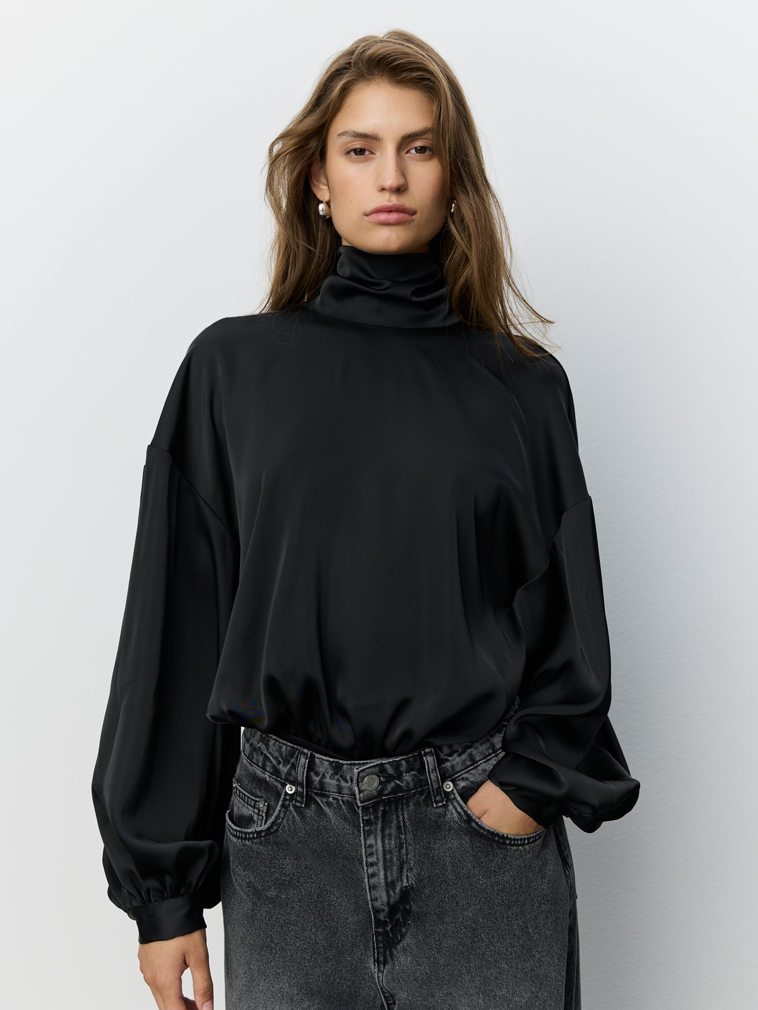 sofie-schnoor-women-ambersw-satinbluse-schwarz-ballonarm image 5