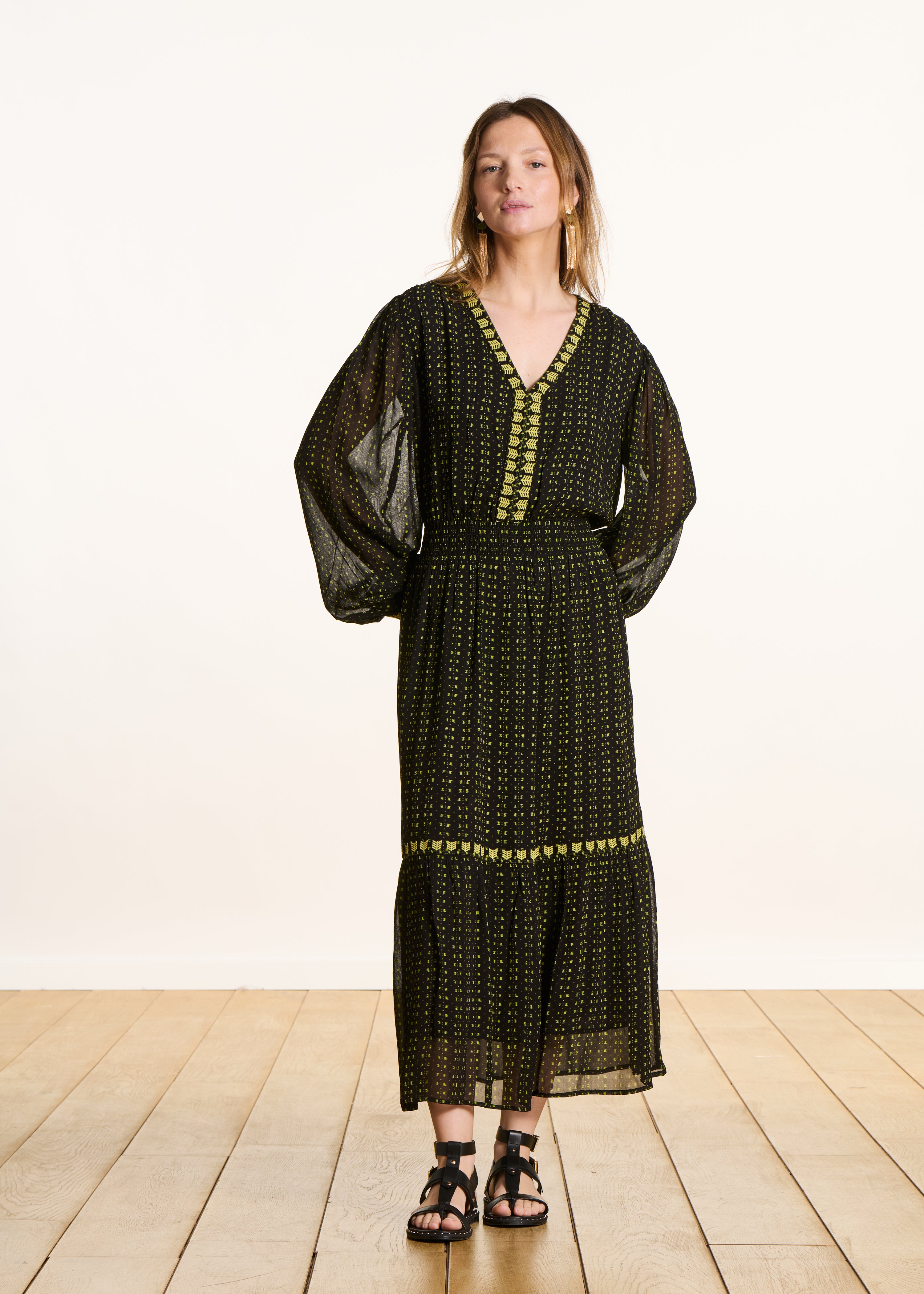la-f-e-marabout-e-ebou-maxikleid-schwarz-bestickt-langarm image 2