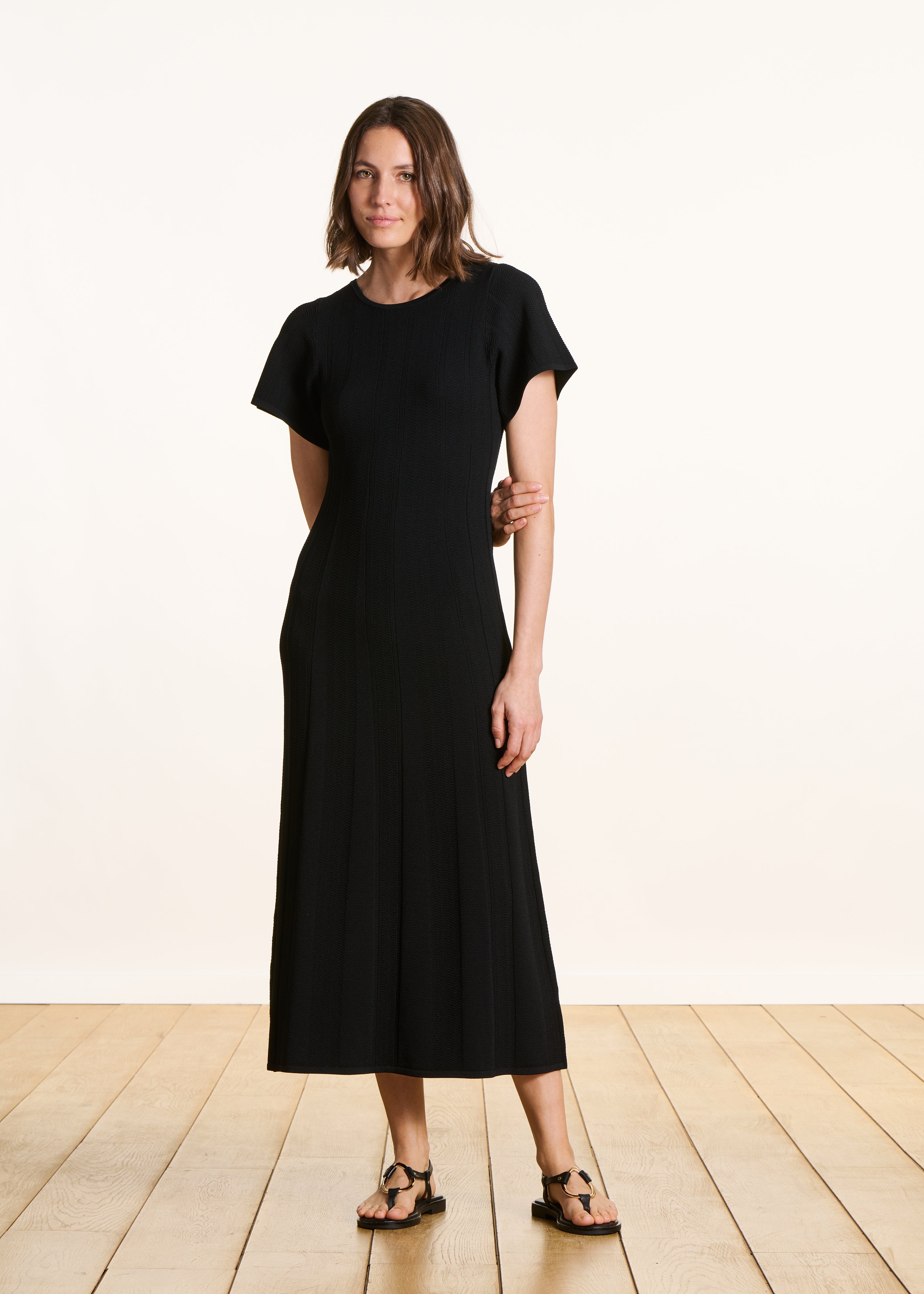 la-f-e-marabout-e-feni-maxikleid-schwarz-kurzarm-strick image 1