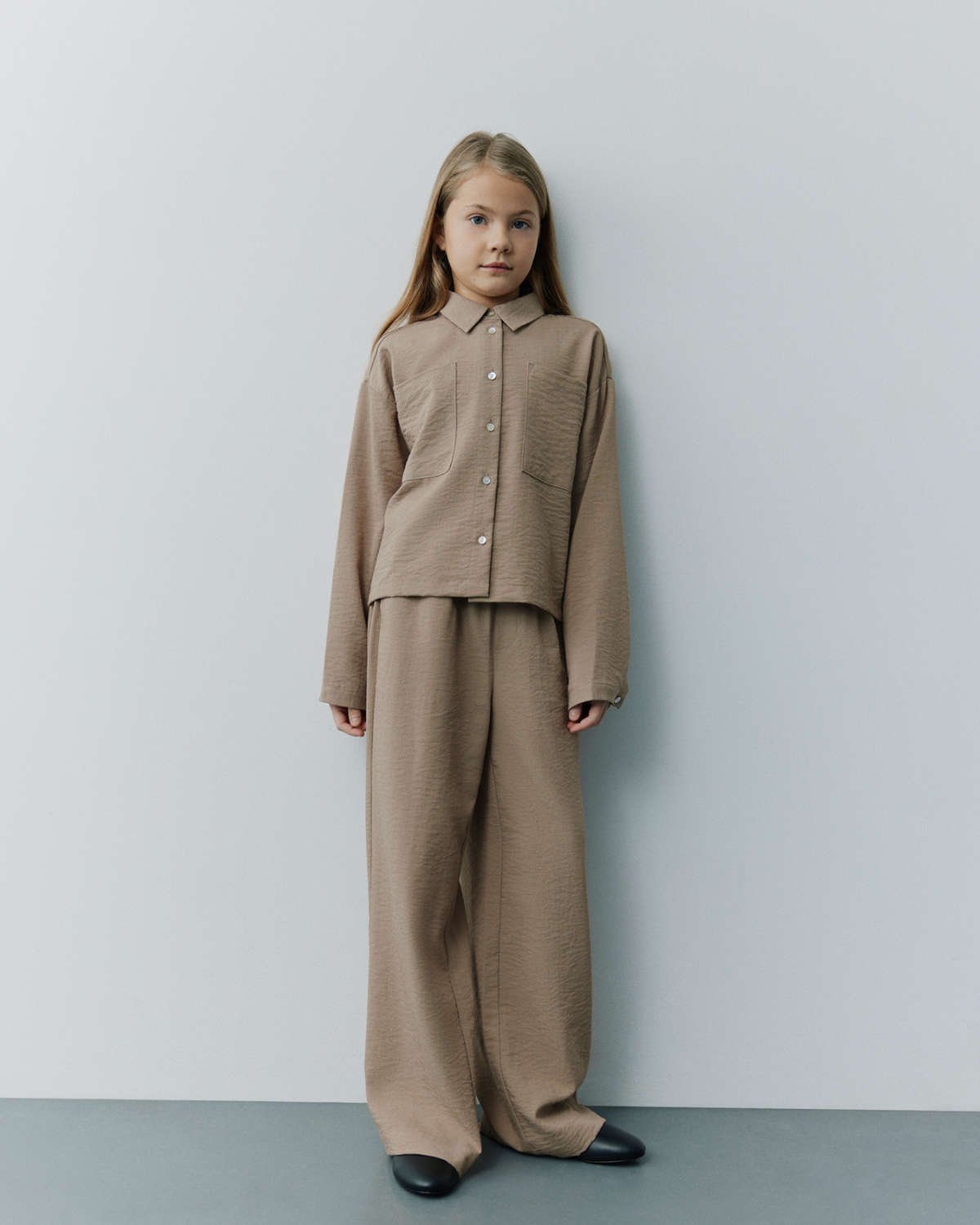sofie-schnoor-young-neyasy-hemd-warm-beige-cropped image 2