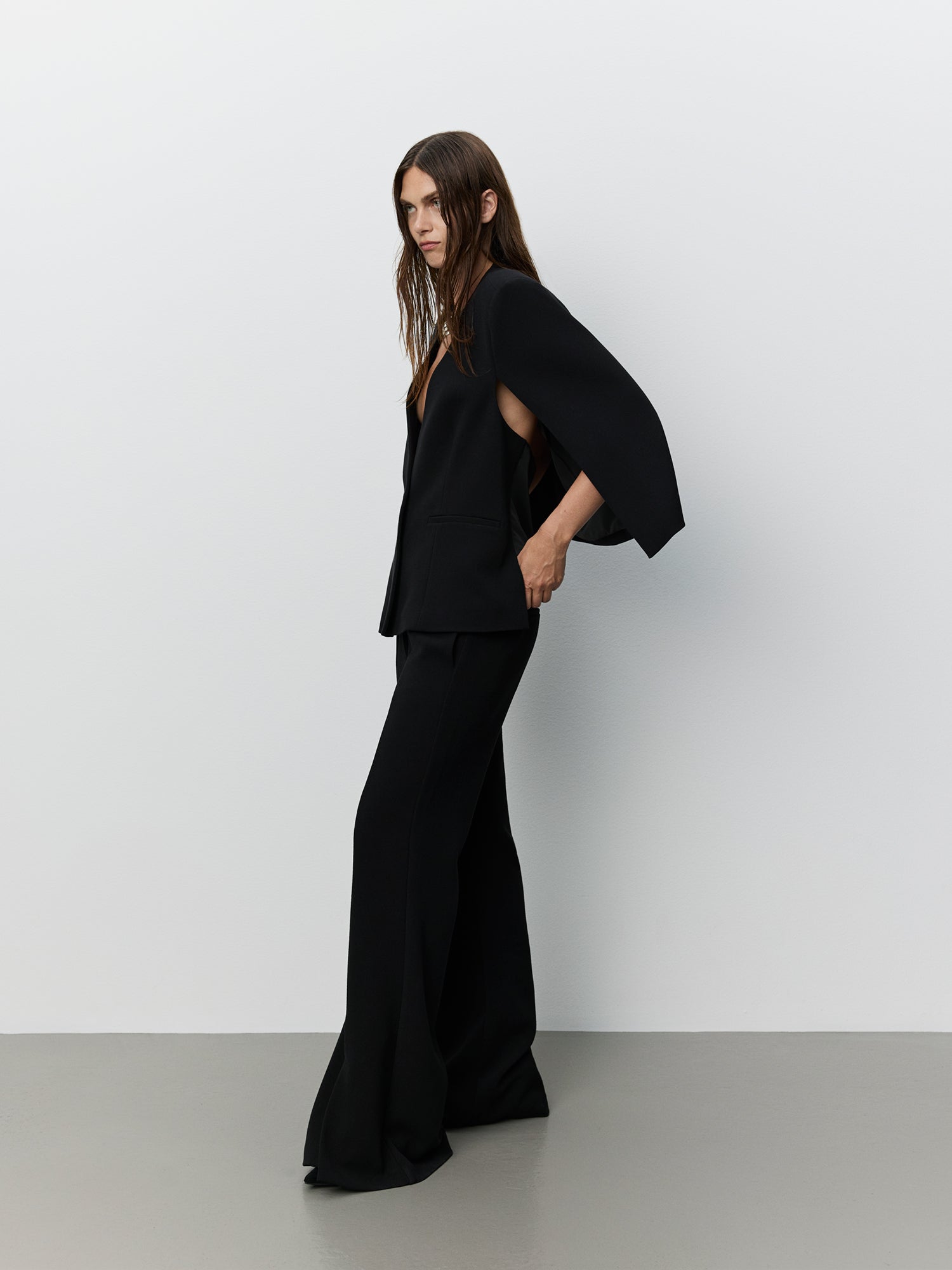 sofie-schnoor-women-icon-006-diddesw-cape-weste-schwarz image 3