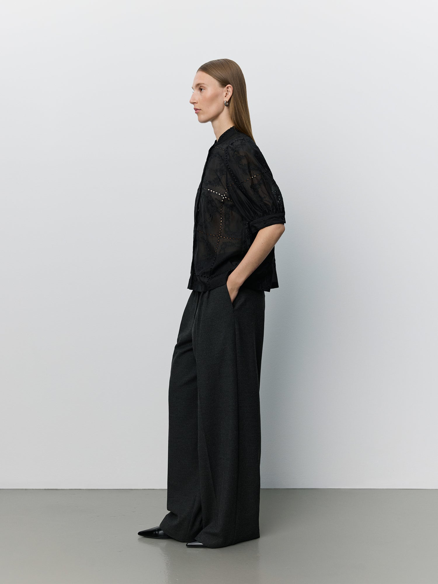sofie-schnoor-alessiasw-bluse-stickerei-schwarz-lyocell image 3