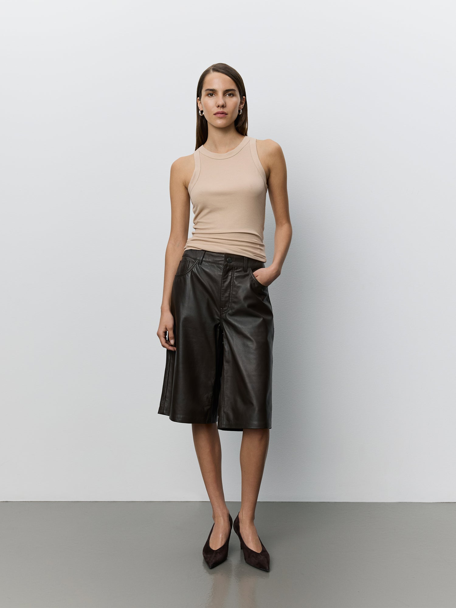 sofie-schnoor-vokesw-ledershorts-damen-dunkelbraun image 2