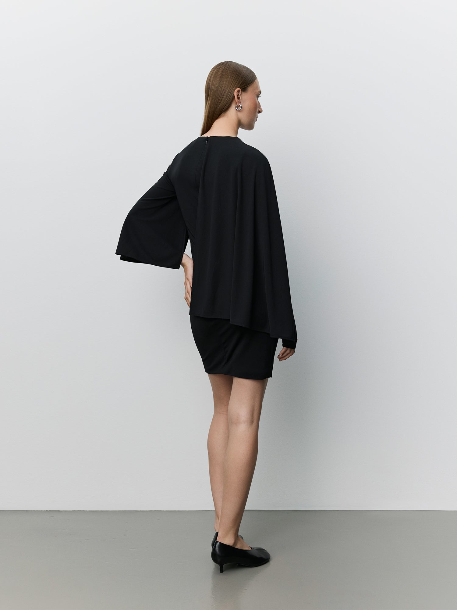 sofie-schnoor-carliasw-mini-dress-kleid-schwarz-cape image 4