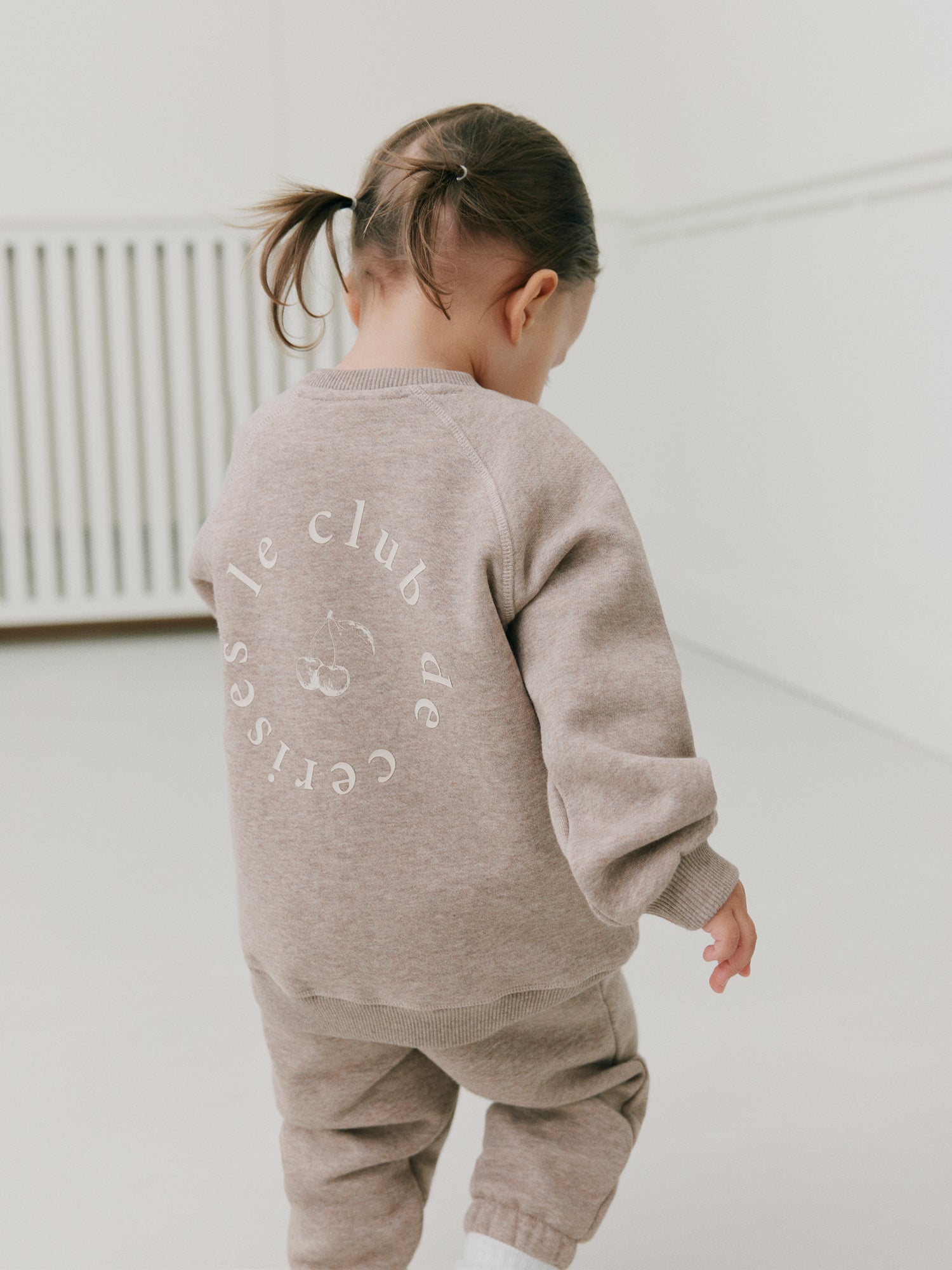 sofie-schnoor-kids-eliskb-sweatshirt-braun-kirschprint image 3