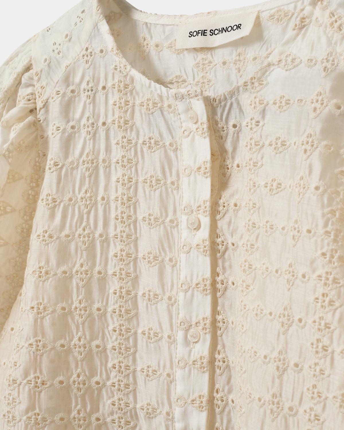 sofie-schnoor-corasw-bluse-creme-lochstickerei image 6