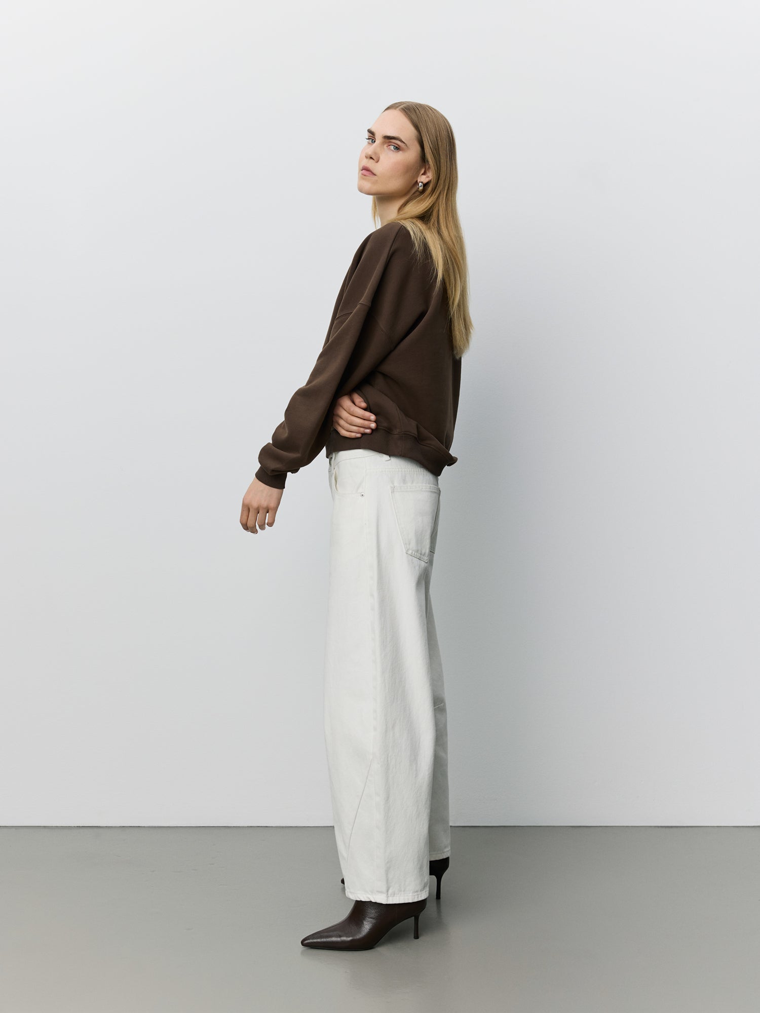 sofie-schnoor-parossw-sweatshirt-dark-brown-oversized image 3